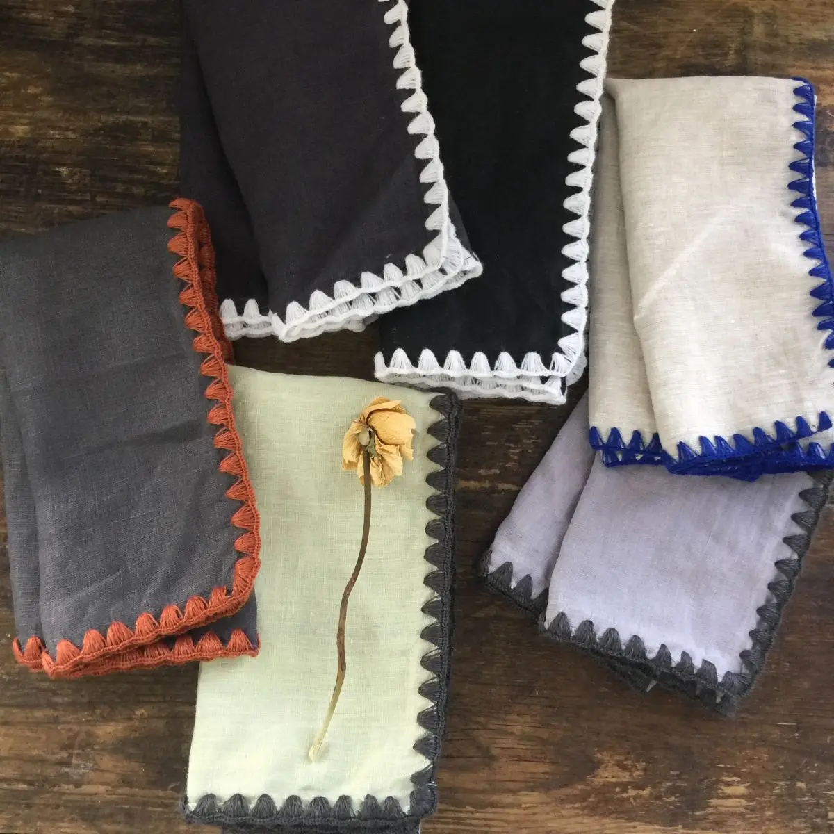 Customized Natural Solid Color Cloth Dinner Napkin with Scalloped Edge Washing Pure Linen Napkins