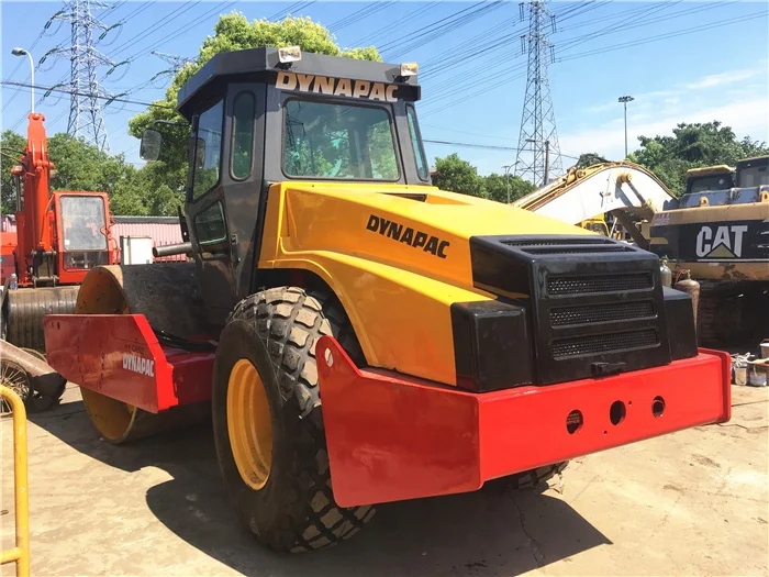 Подержанный однобарабанный дорожный каток Dynapac CA602D в хорошем и чистом состоянии для
