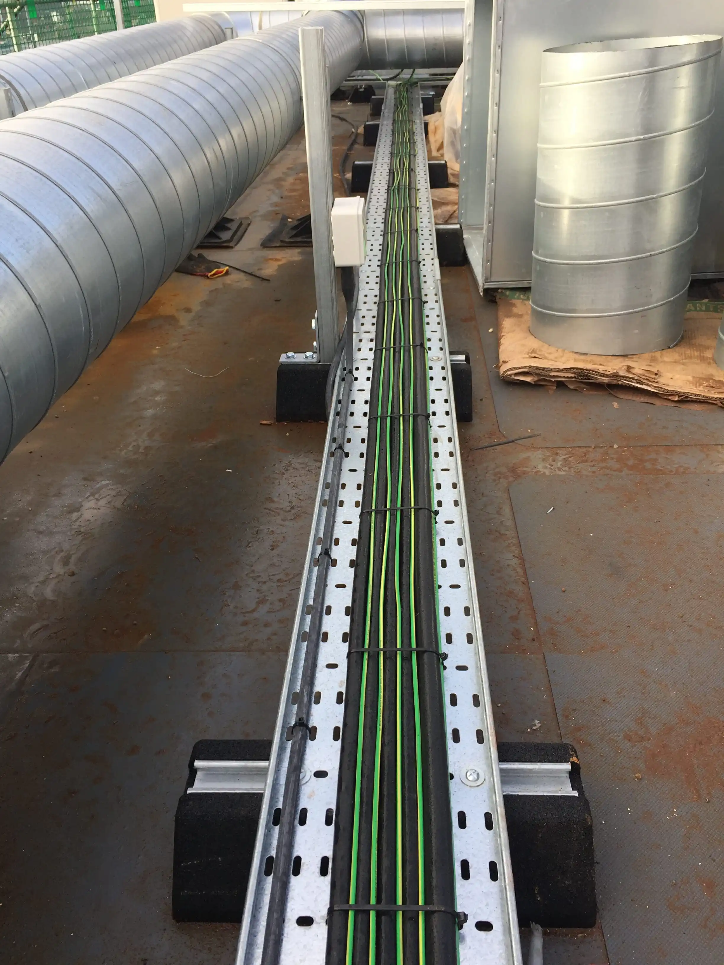 Modern Non-Slip Heavy-Duty Rubber Foot Support for Air Conditioner Outdoor Unit with Condensing Unit Mounting Hardware