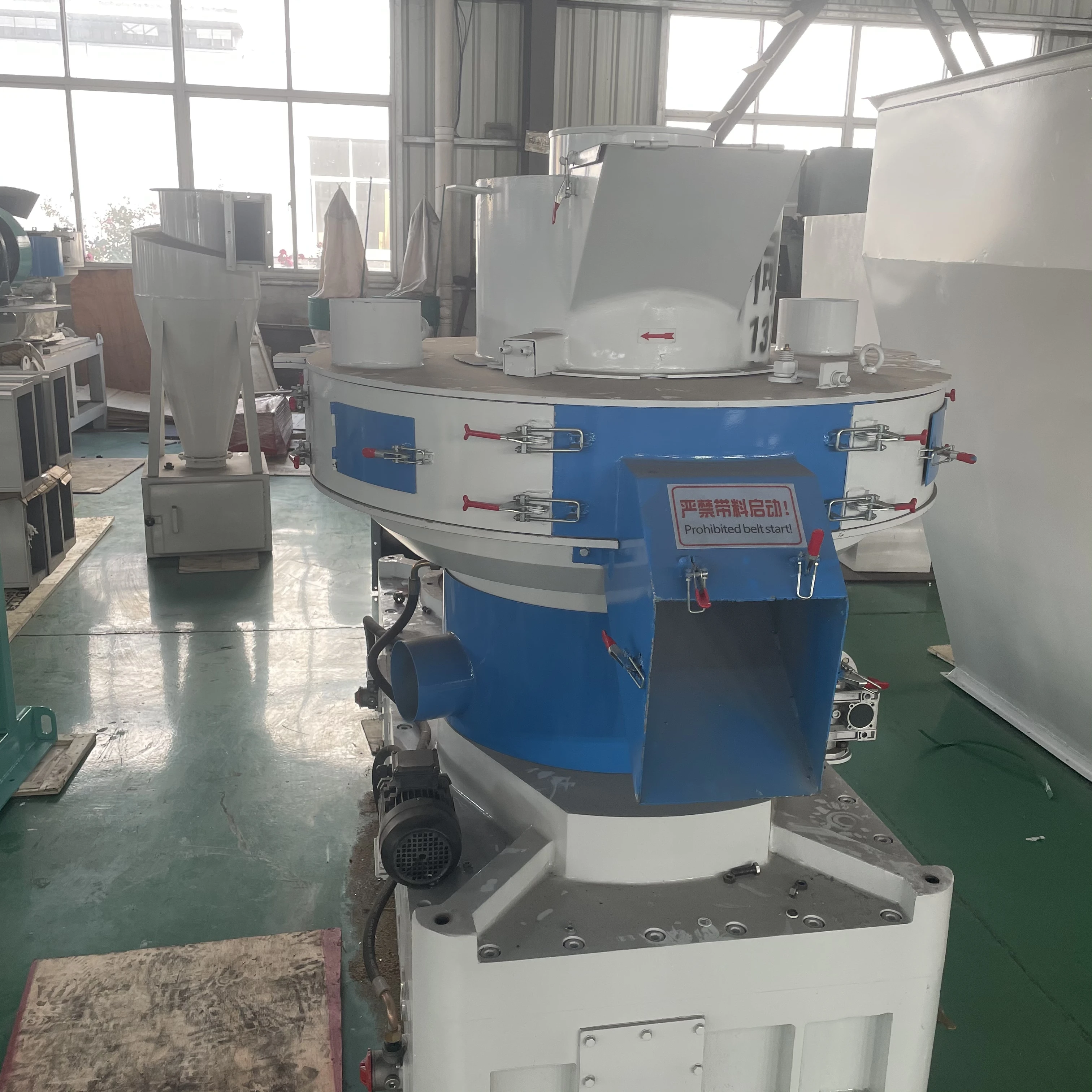 Вертикальная кольцевая машина для производства древесных гранул Yulong XGJ560/850 из биомассы