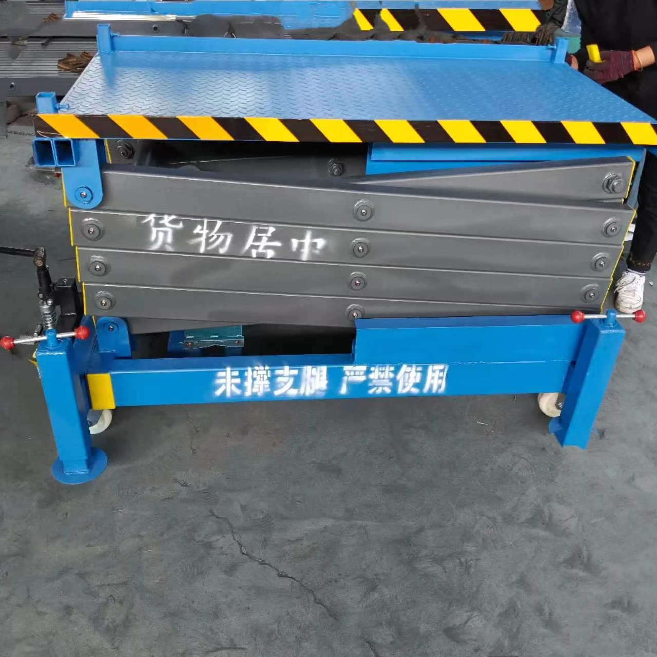 Lift scissor mobile electric hydraulic platform high-altitude operation climbing vehicle lifting cargo elevator lifting platform