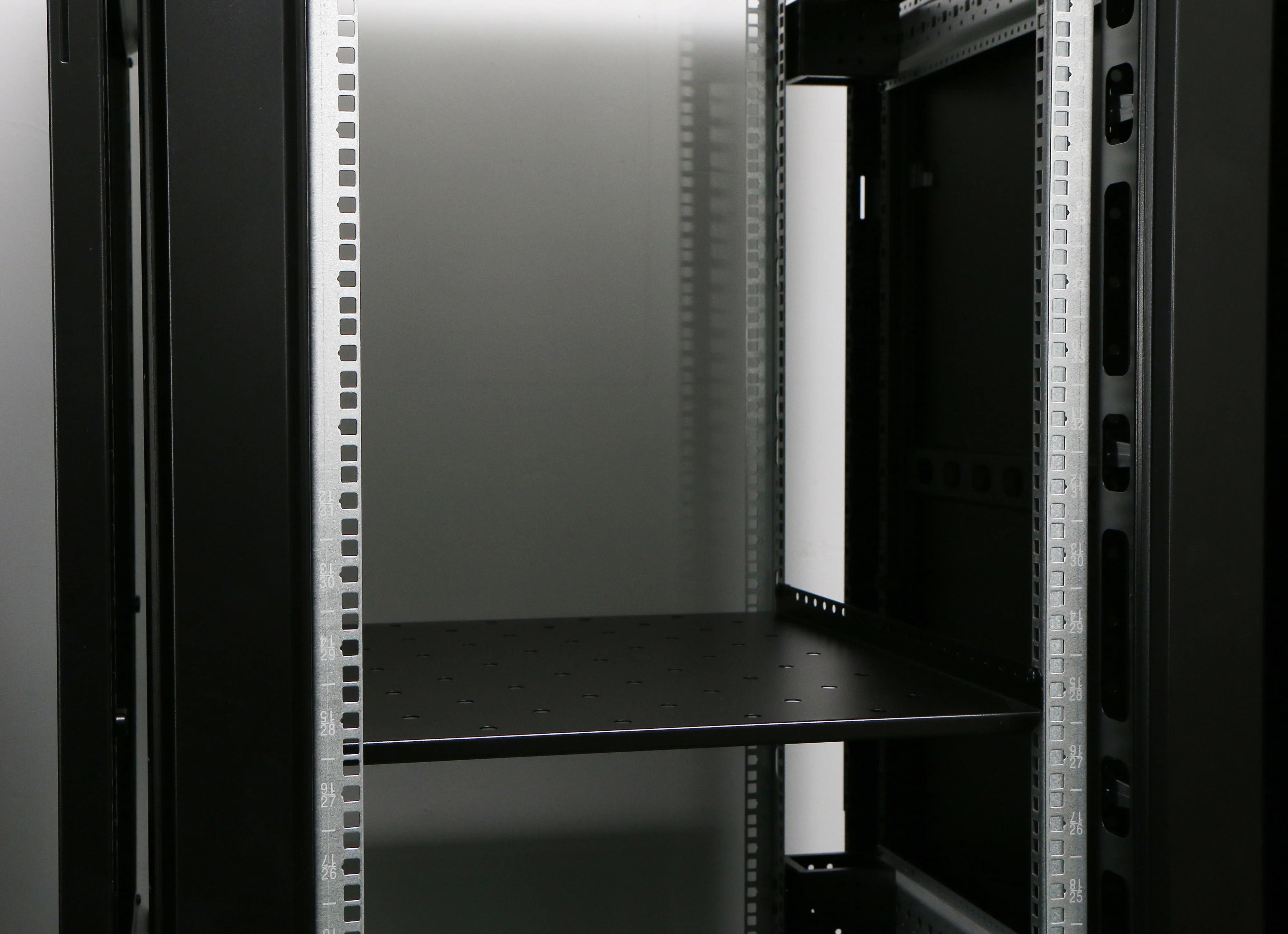 800x800 37U 1600 кг Полезная нагрузка/шестнадцать сложенных профильных сетевых шкафов с отверстиями