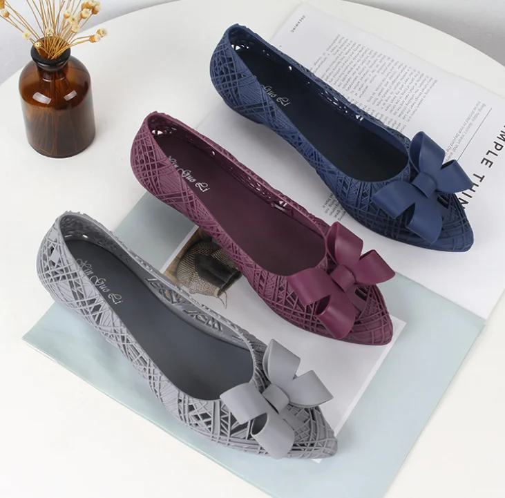 Модная женская обувь на плоской подошве с пластиковым бантом