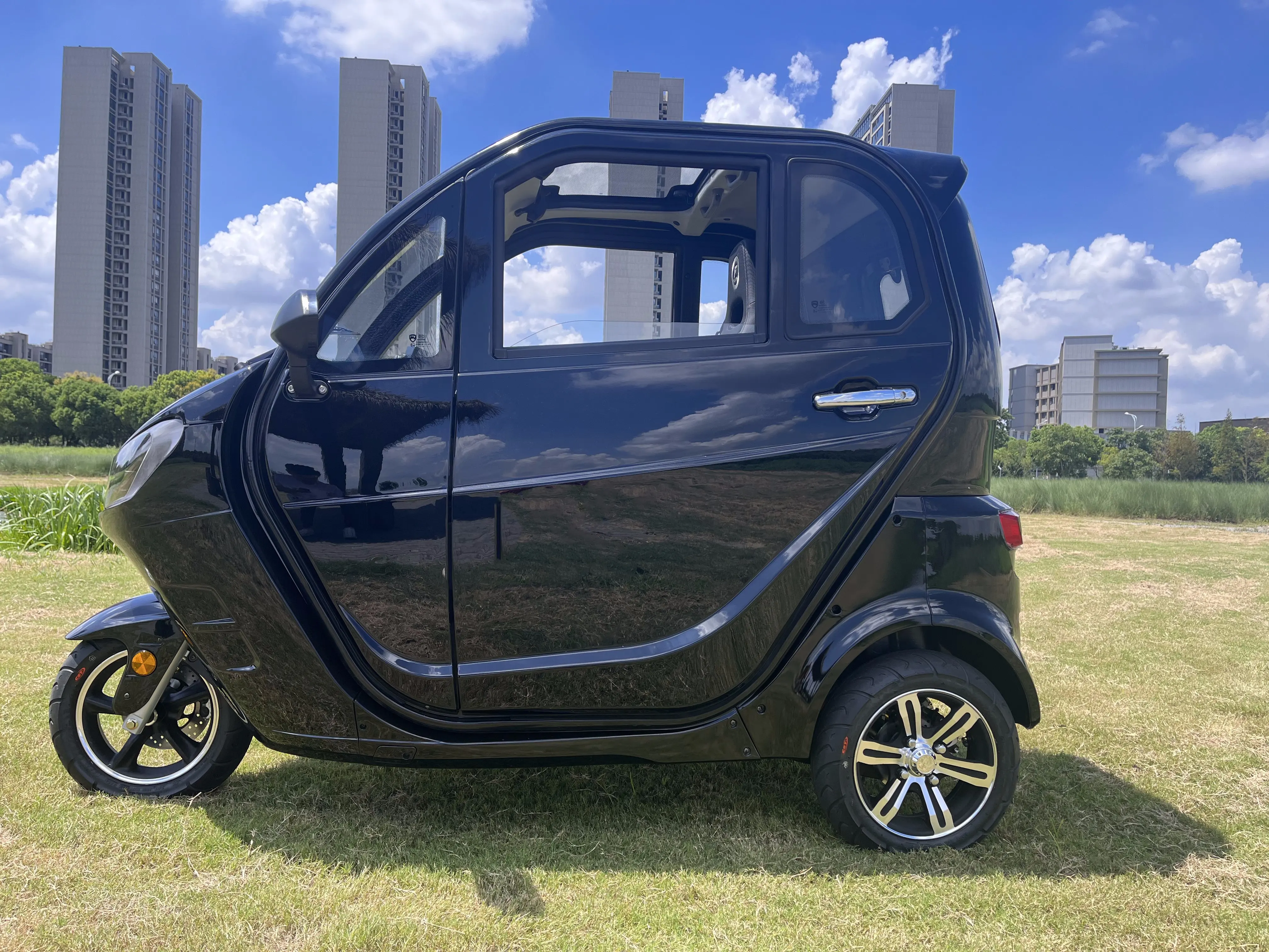 EEC  electric enclosed tricycle without driving license closed electric cabin scooter Electric mobility Adult