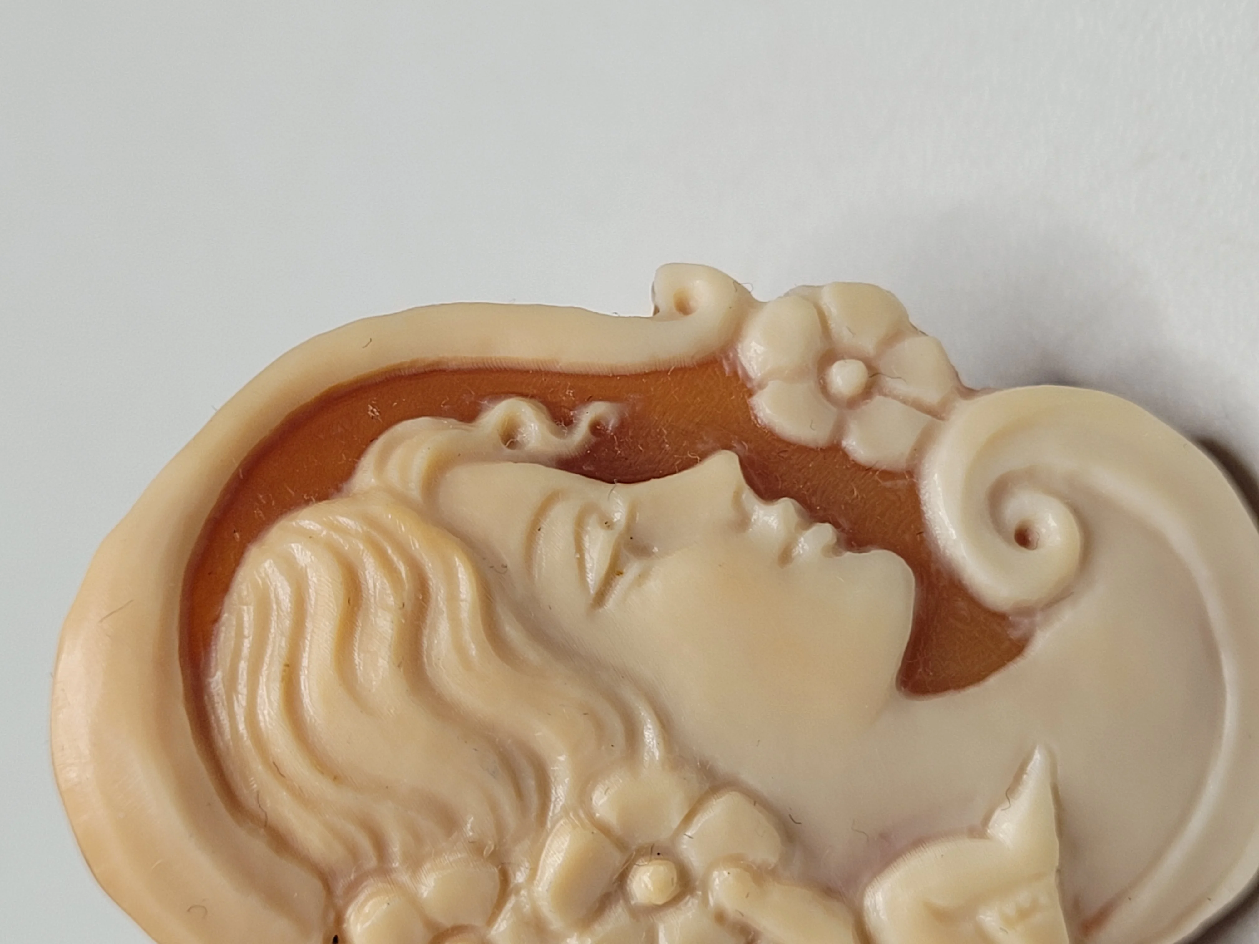 
New Romantic Design Hand Carved Cameo 