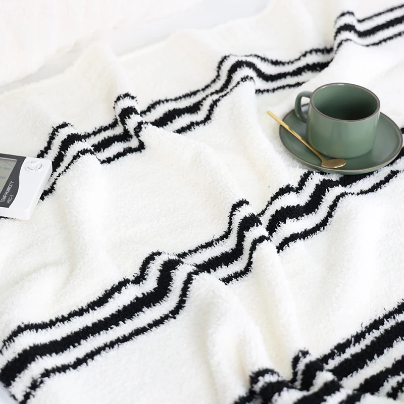 Hot Selling In Super Market Microfiber 100% Polyester  Blanket Fabric Super Soft Plush Custom Throw Blanket