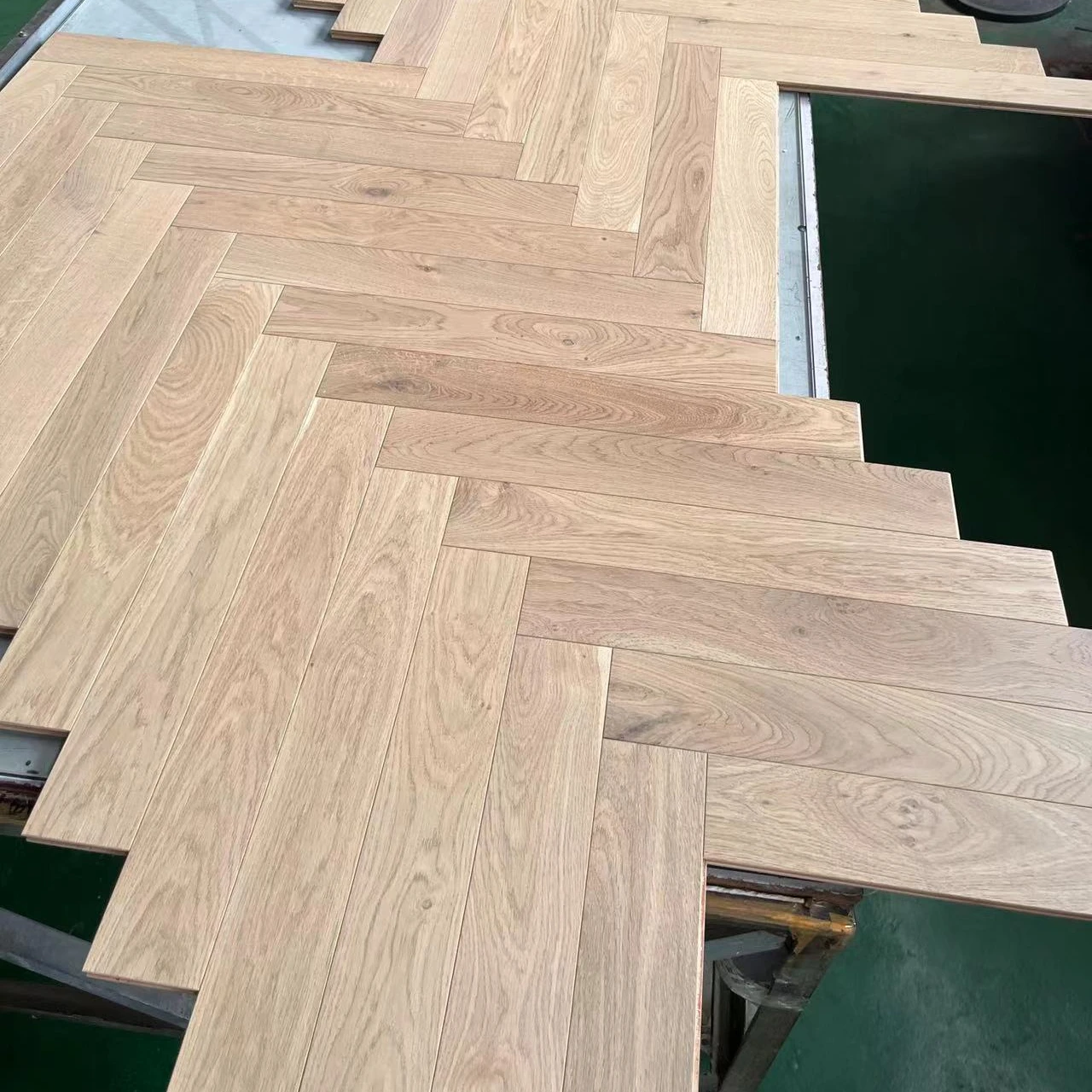 High grade Engineered oak herringbone floor 14/3 x 90 x 600mm parquet floor