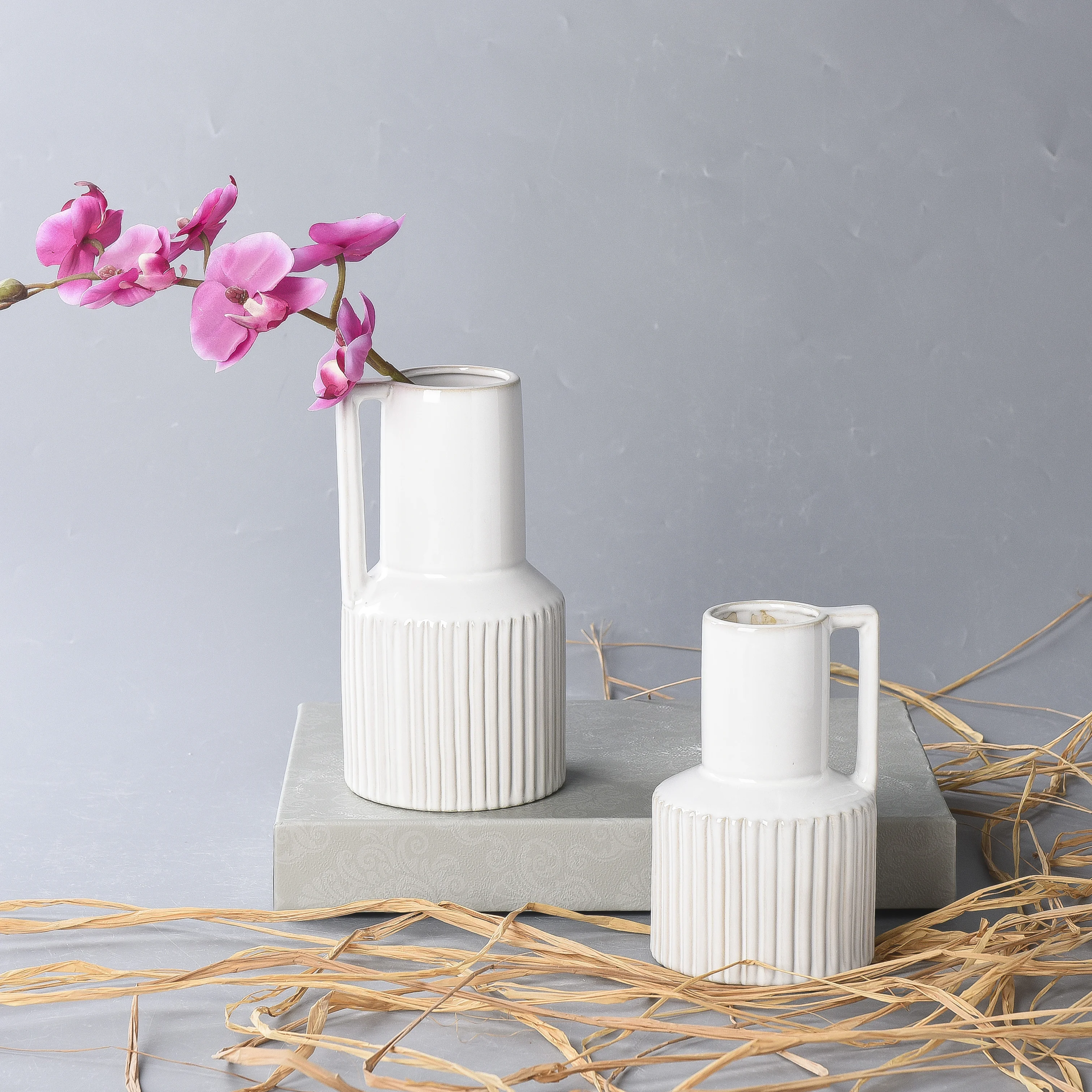 Modern Home Decor Ceramic Vase with Handle Luxury Small Glazed Vases for Dining Table Centerpiece for Weddings for Desktop