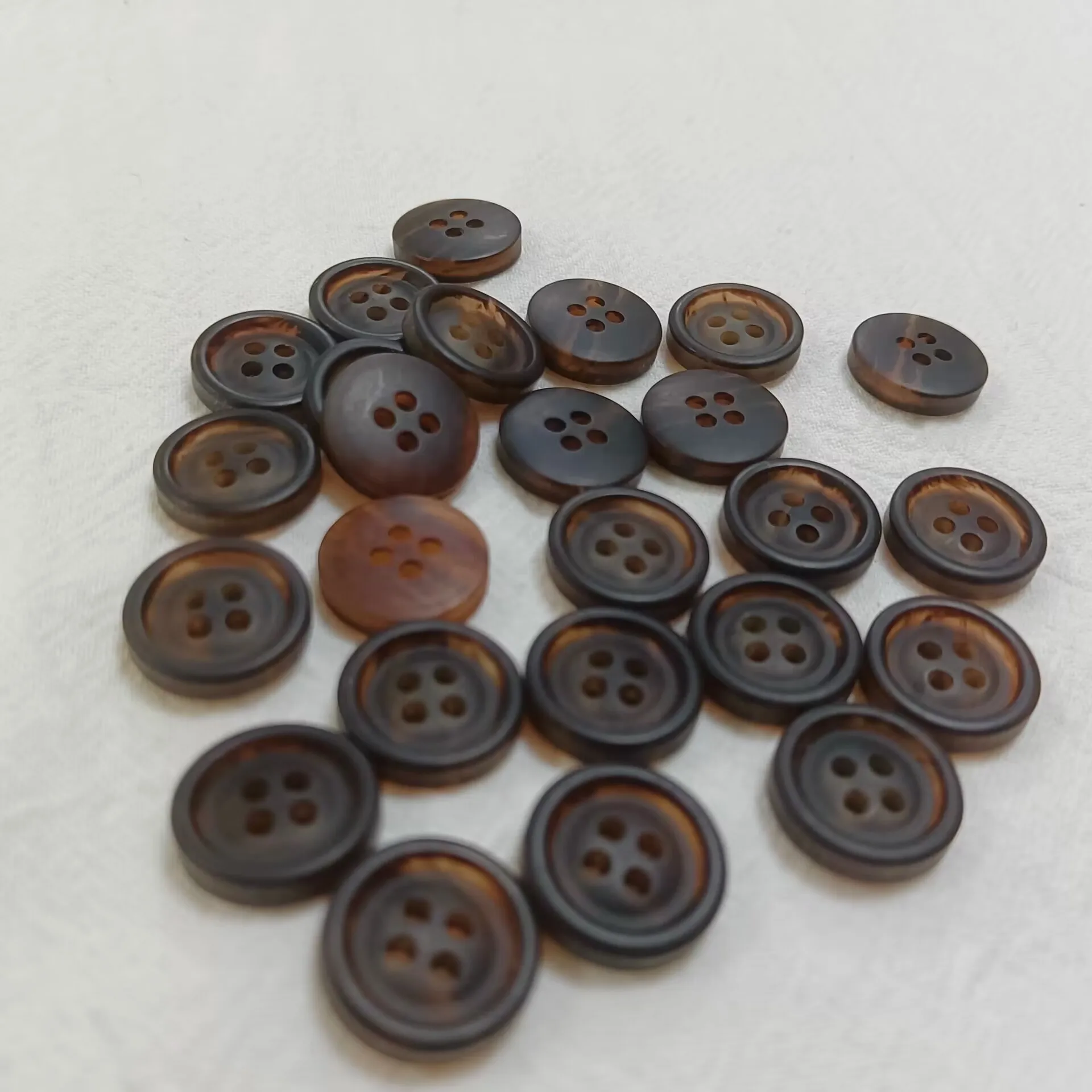 Популярная на заказ пуговица из смолы размером 16 мм красивого цвета с 4 отверстиями для костюмной одежды