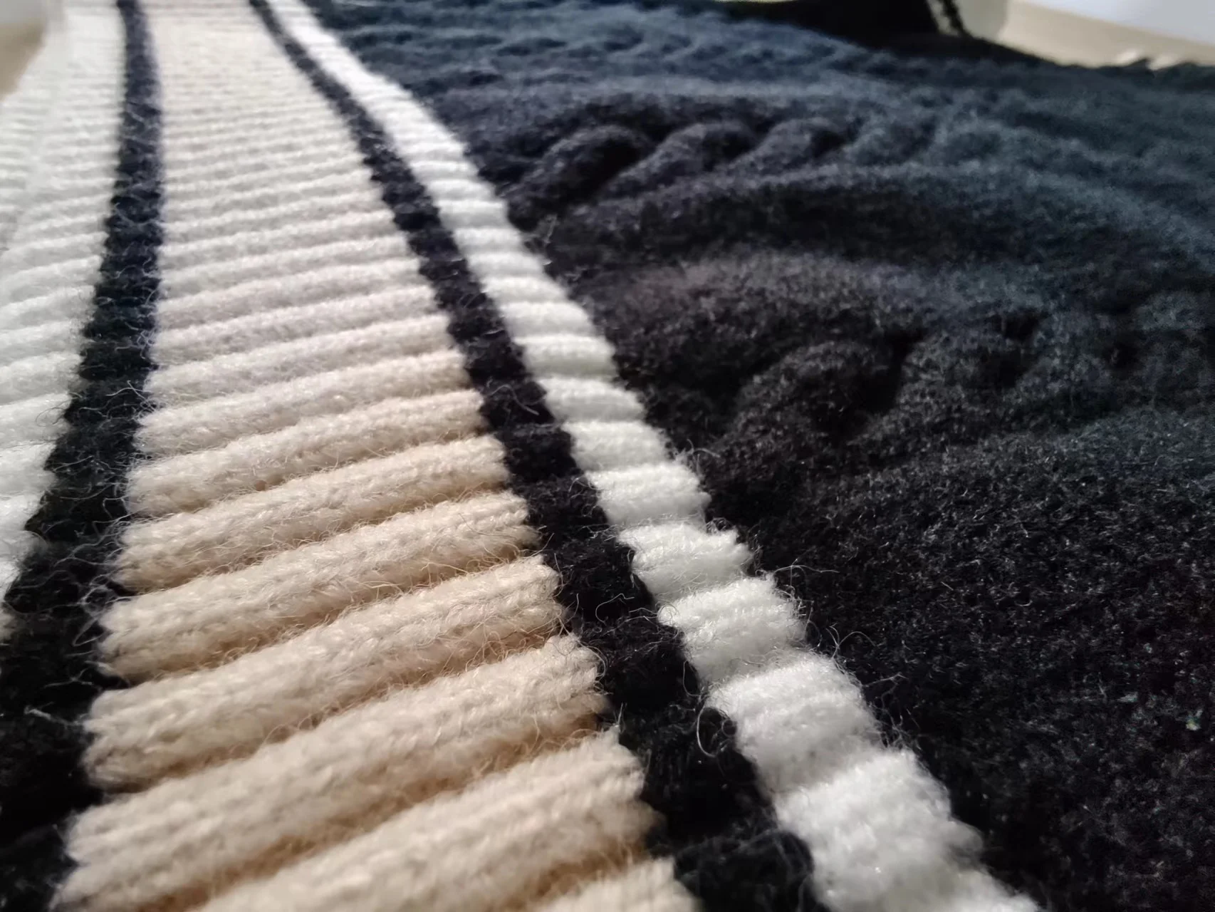 Tuyaom Fashion High Qudoor Lockm School Uniform College Sweater V Neck Knitted School Sweater Custom Logo Adults for School