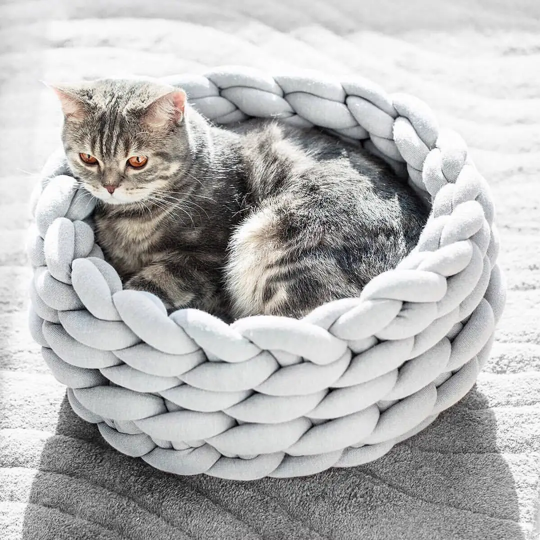 Indoor Luxury Warm Soft Anti-slip Woven Handmade Pet Cat Deep Bed Round Crochet Chunky Nest Braided Cat Bed