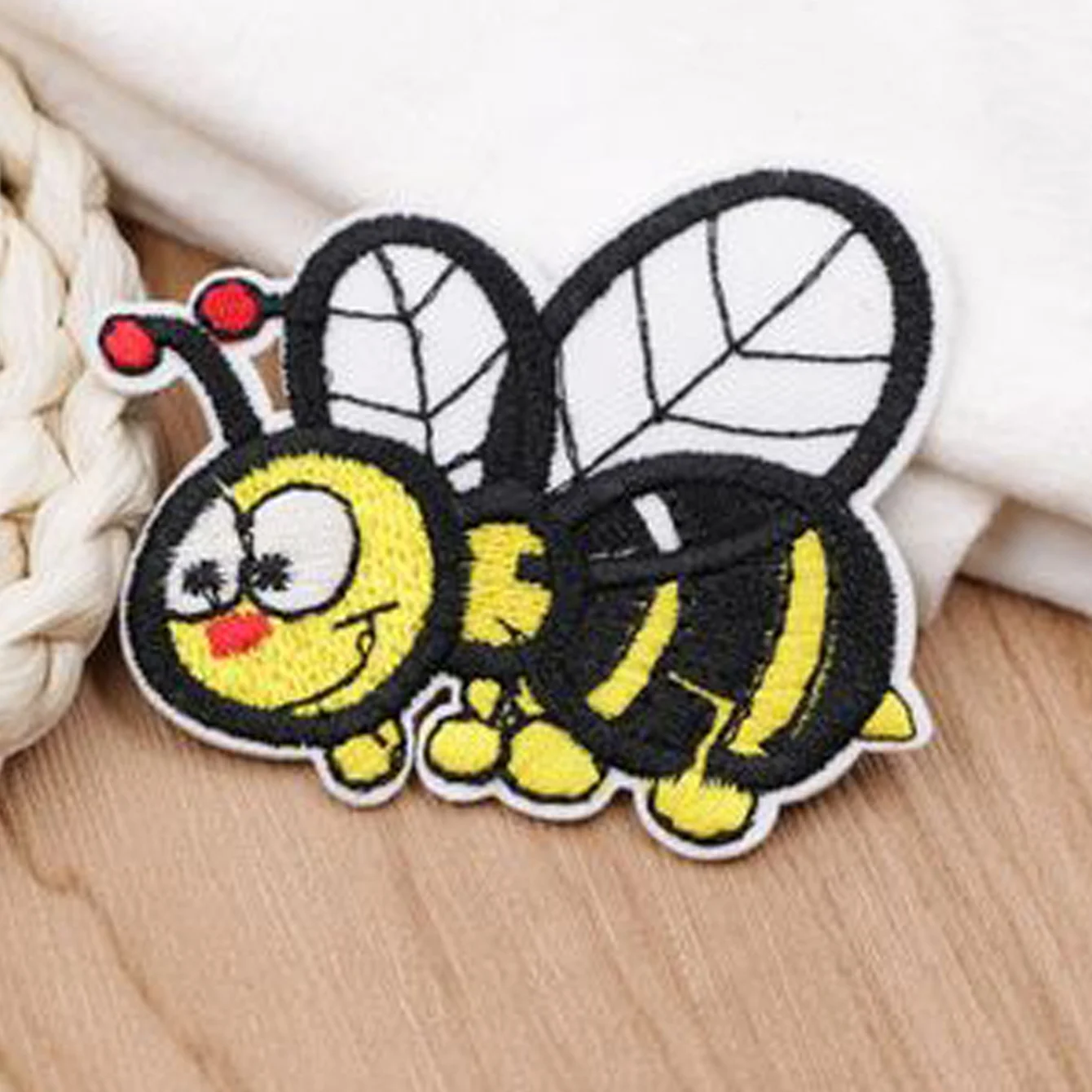 10PCS Cute Bee Embroidered Patches Cartoon Yellow Iron/Sew On Embroidered Bee Patches for Kids Animal Appliques Badge Decor