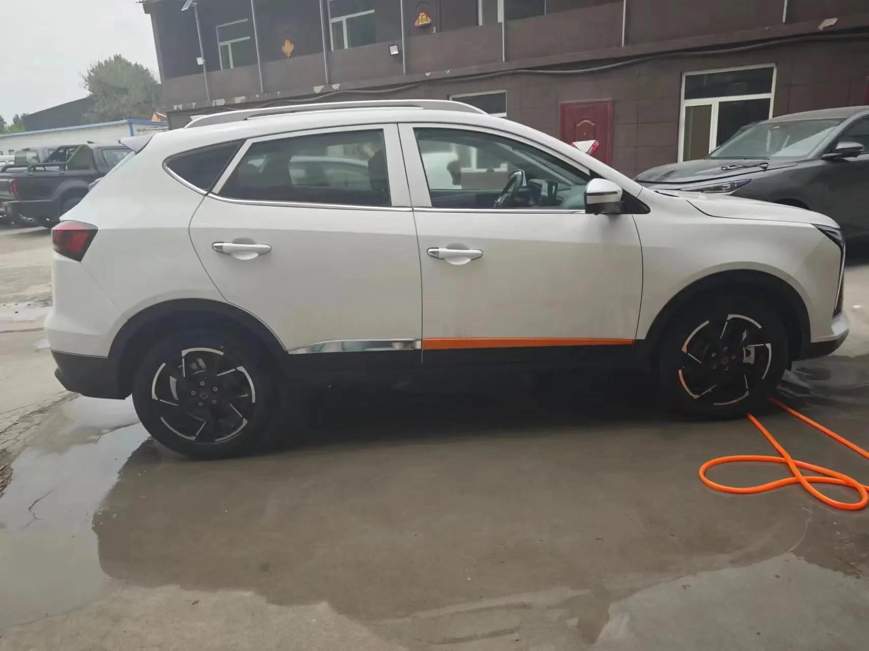 2022 SUV Stock Car with Hydraulic Steering System Left Hand Drive Fabric Seats Metal Roof Rack Good Price for Adults