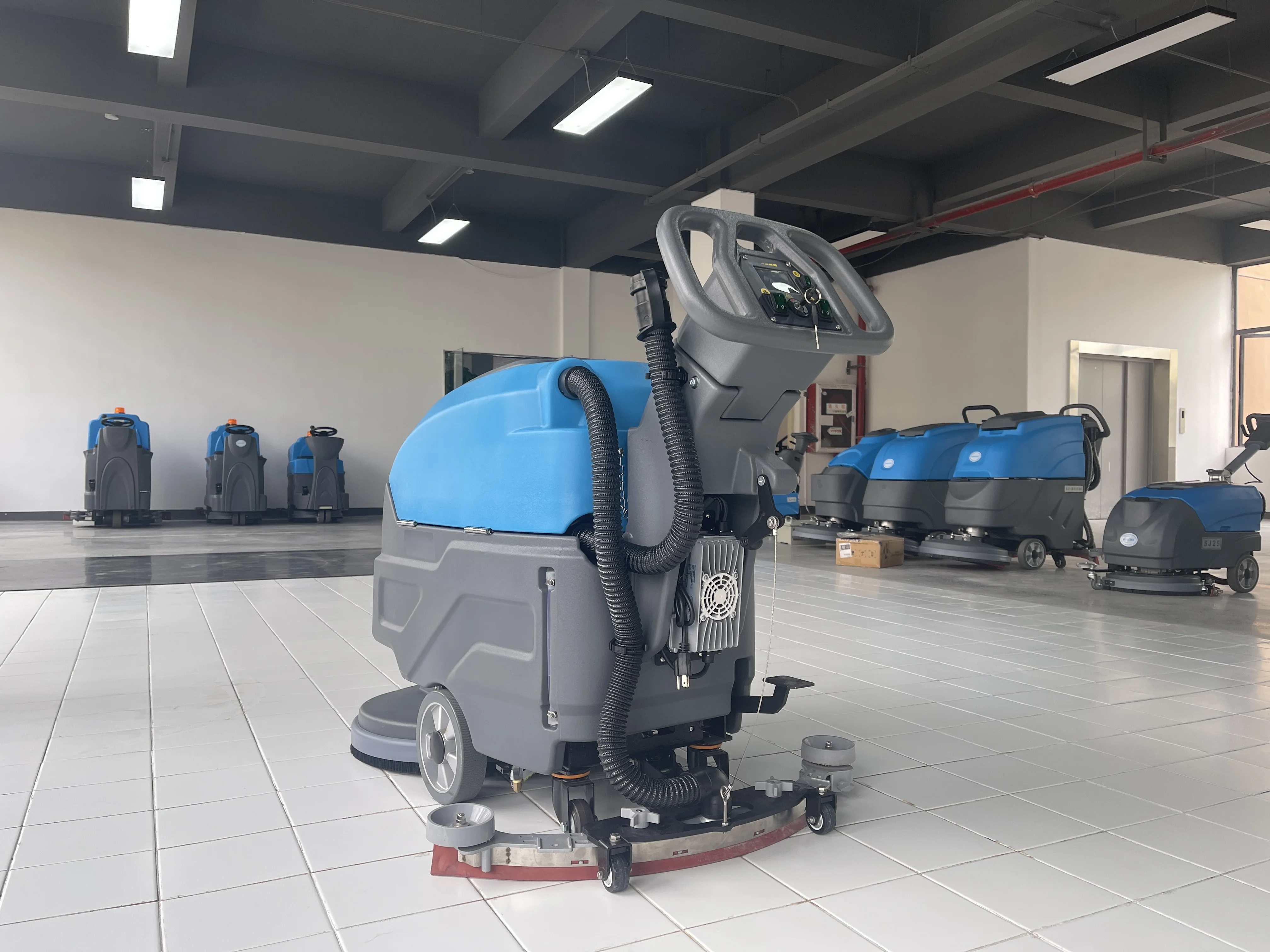 Low Price Commercial Tile Floor Cleaning Machine Low Noise Walk Behind Floor Cleaner 24v