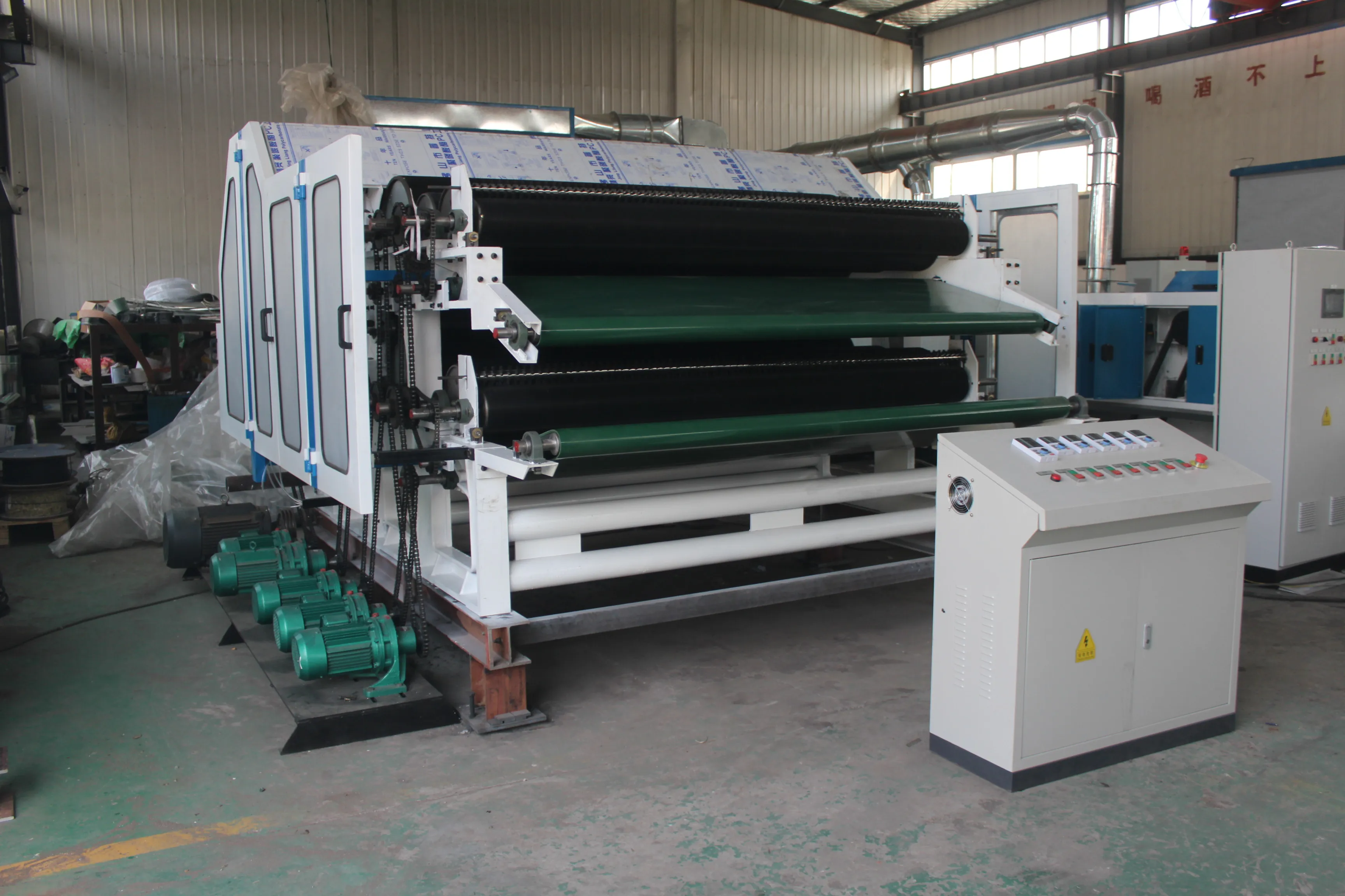 The non-woven fabric production machine combs the waste fiber polyester fiber into a web to make a felt carding machine