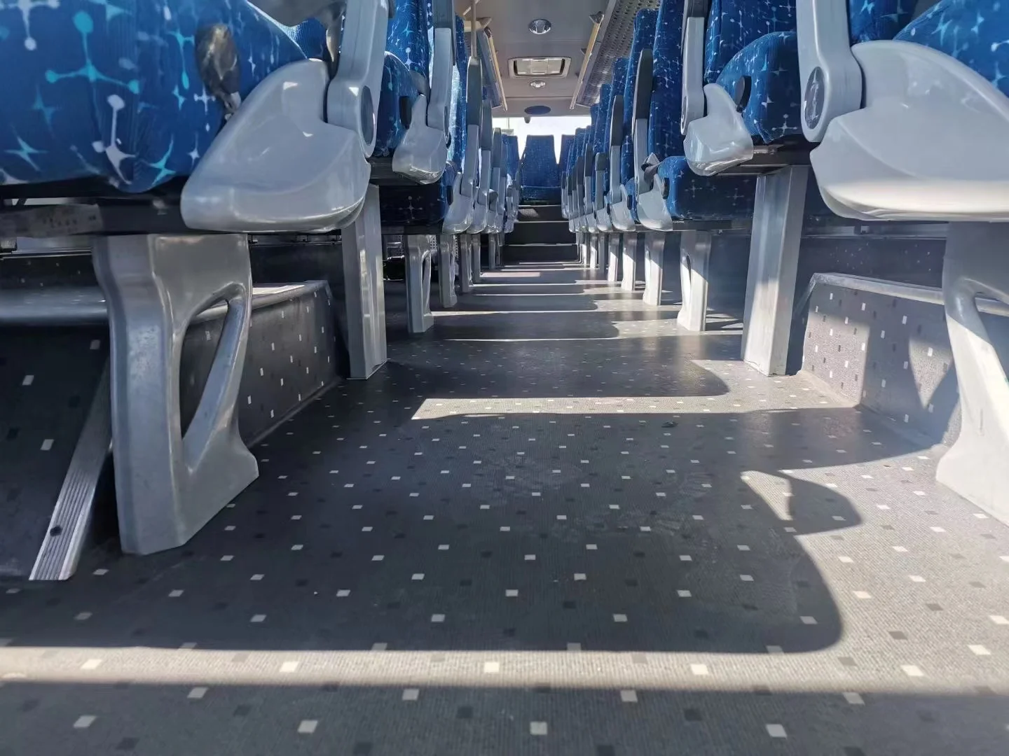 Совершенно новый и бывший в употреблении передний двигатель Kinglong Bus 55 сидений дорожный автобус рулевое управление двигателем RHD LHD