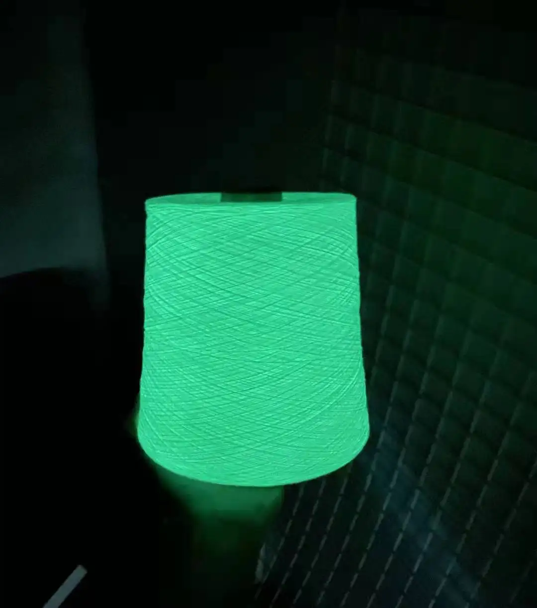 Интересный продукт, светящаяся нить 2/21s, 100% полиэфирная сырая белая светящаяся вязальная пряжа, светящаяся в темноте пряжа