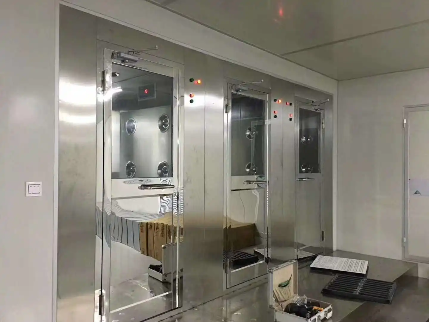 OEM Clean Room Automatic Air Shower GMP Cleanroom Air Shower Interlock Chamber Air Tunnel For Laboratory