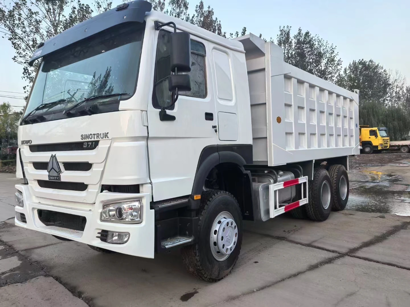 High Quality Heavy-Duty Howo Box Truck Second-Hand New 2021 371 Horsepower 25 Ton Capacity 6x4 Drive Left Heavy Truck Segment