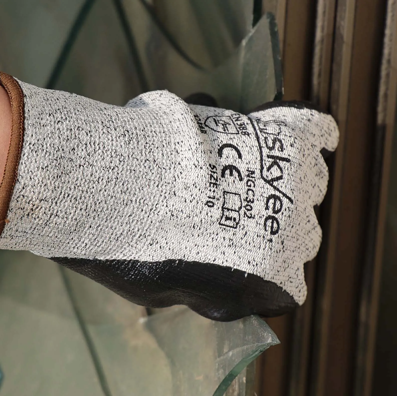 SKYEE Printed logo Smooth Nitrile Coated Nylon Knit Cut Resistant Anti slip Safety Work Garden Gloves for Protect