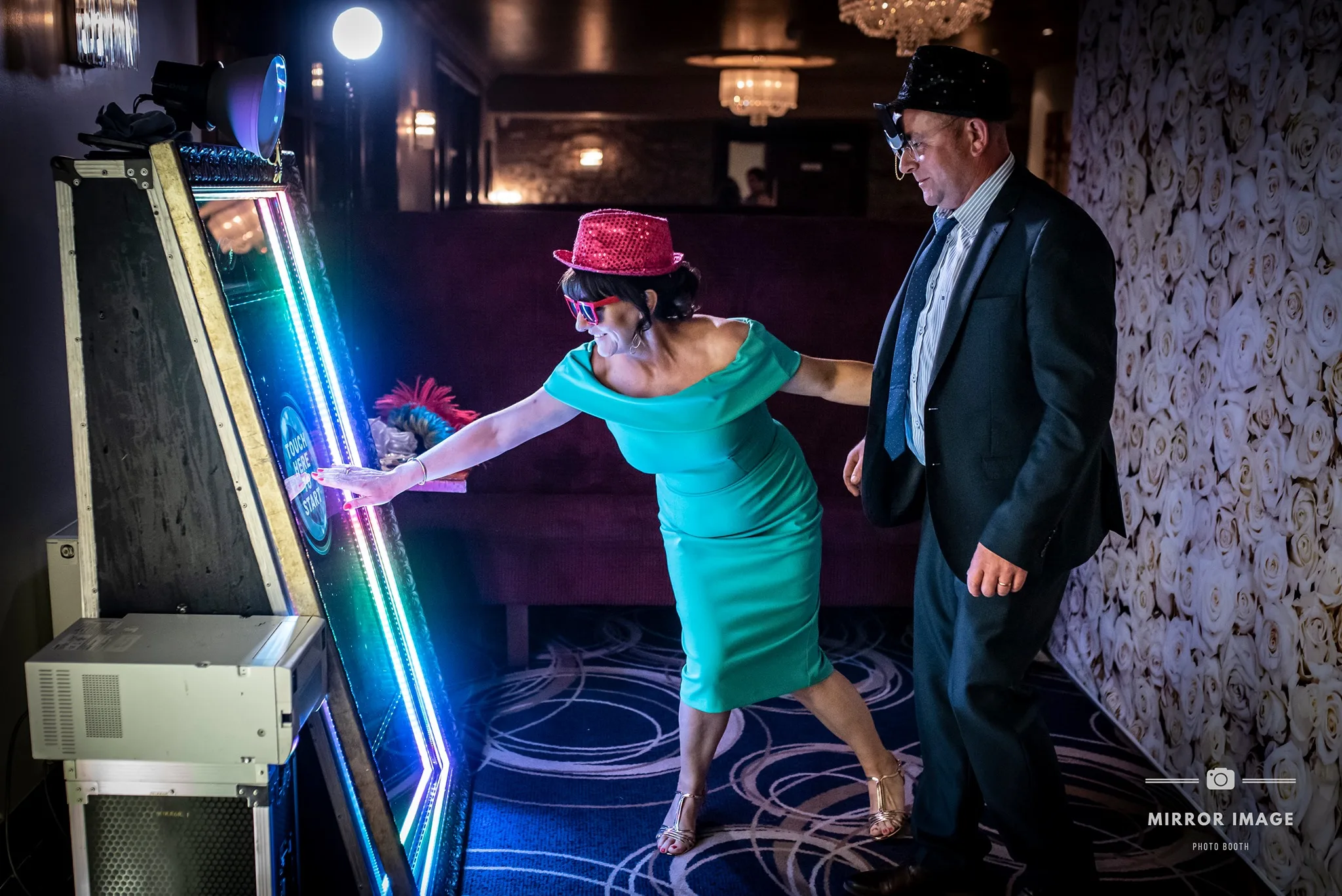 popular mirror booth ipad photo booth shell photo booth kiosk Advertising Players Mirror Fotomation Portable Photobooth