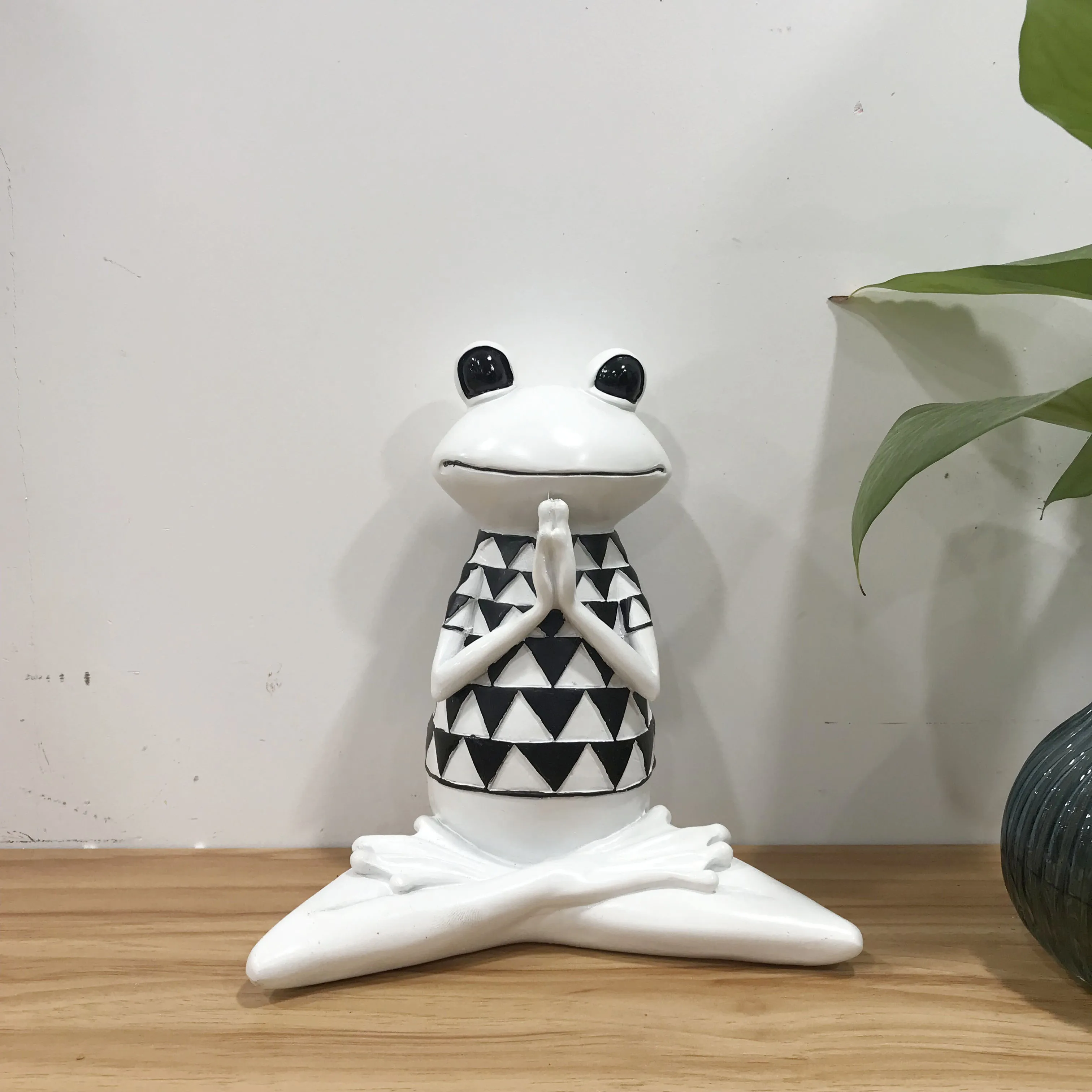 Hot Sale Resin Yoga Frog Sculpture White Store Decor Yoga Frog For Home Furnishing Decoration
