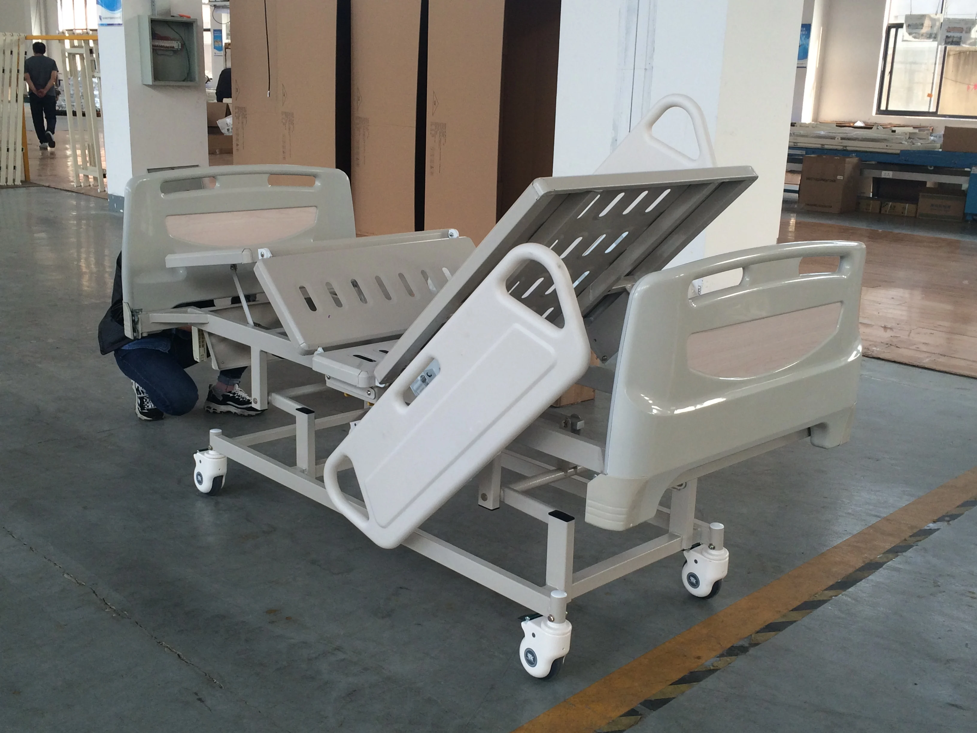 YC-3618L Warranty 2 Years Factory 3 Cranks Manual Hospital Bed Hospital Equipment 3 Function Mechanical Bed