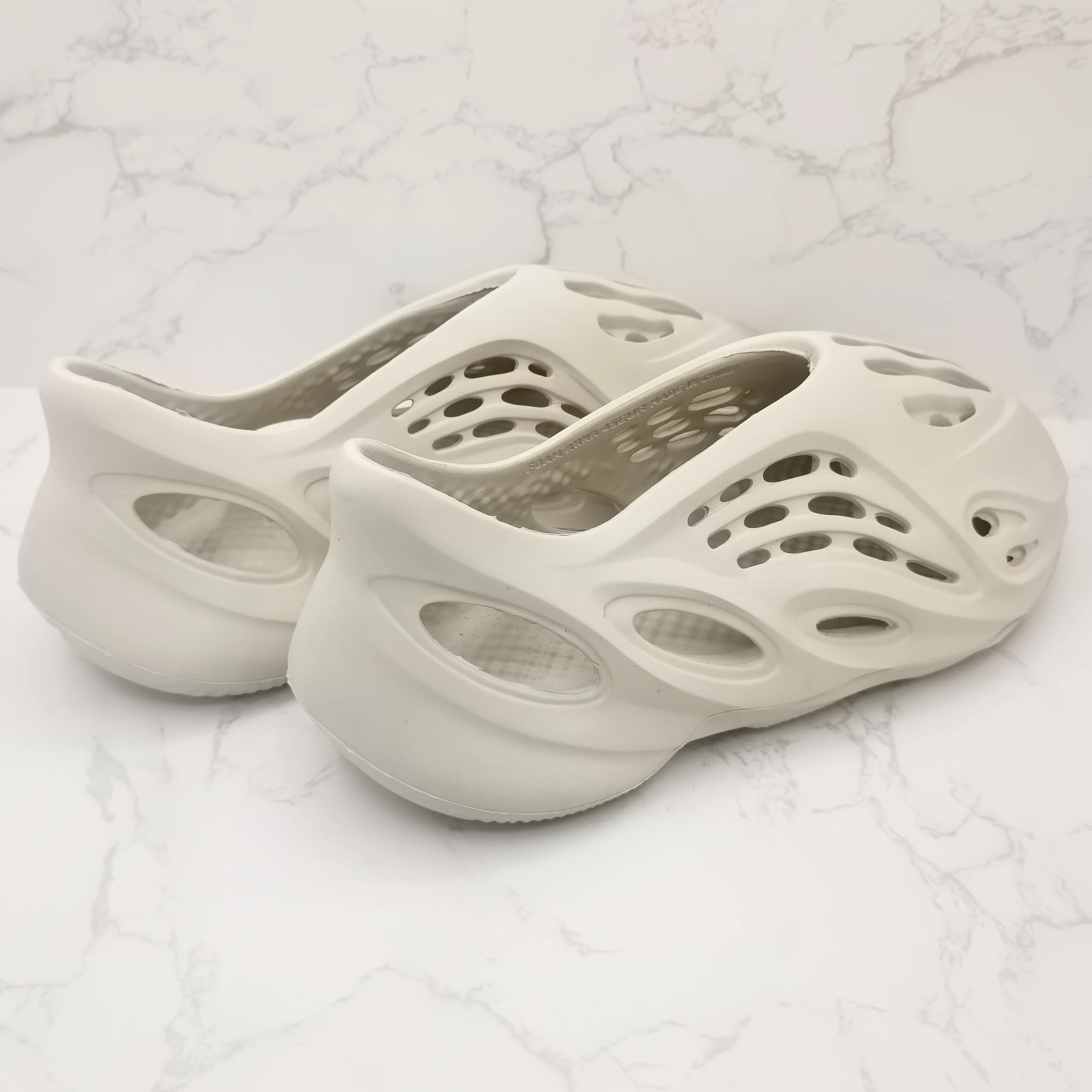 Hot Selling Men Women Designer Shoes Yeezy Slide Yeezy Foam Runner EVA Men Beach Yezzy Sandals