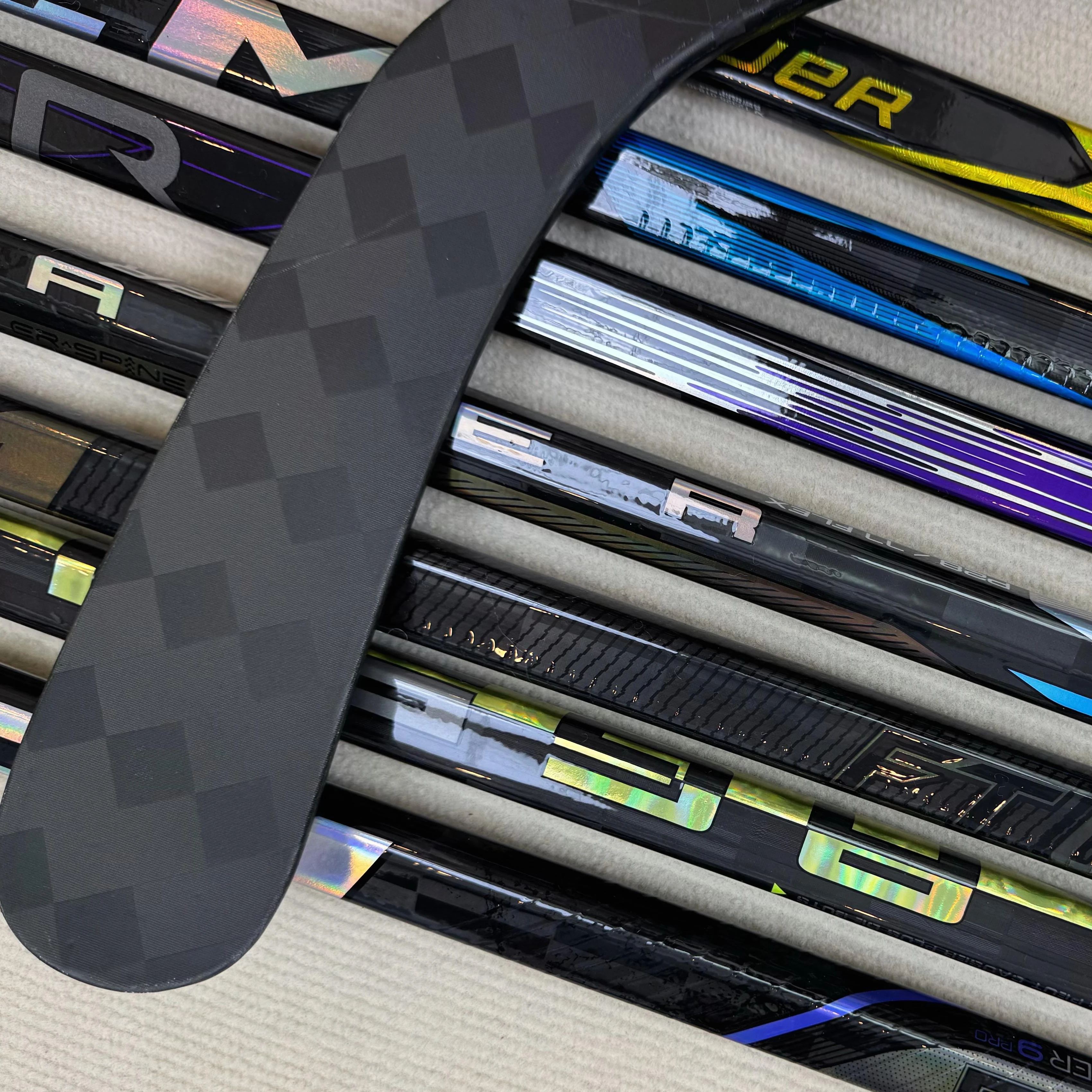 3K and 12K custom hockey sticks for training are made of fiberglass carbon and are cheap for junior youth and child players