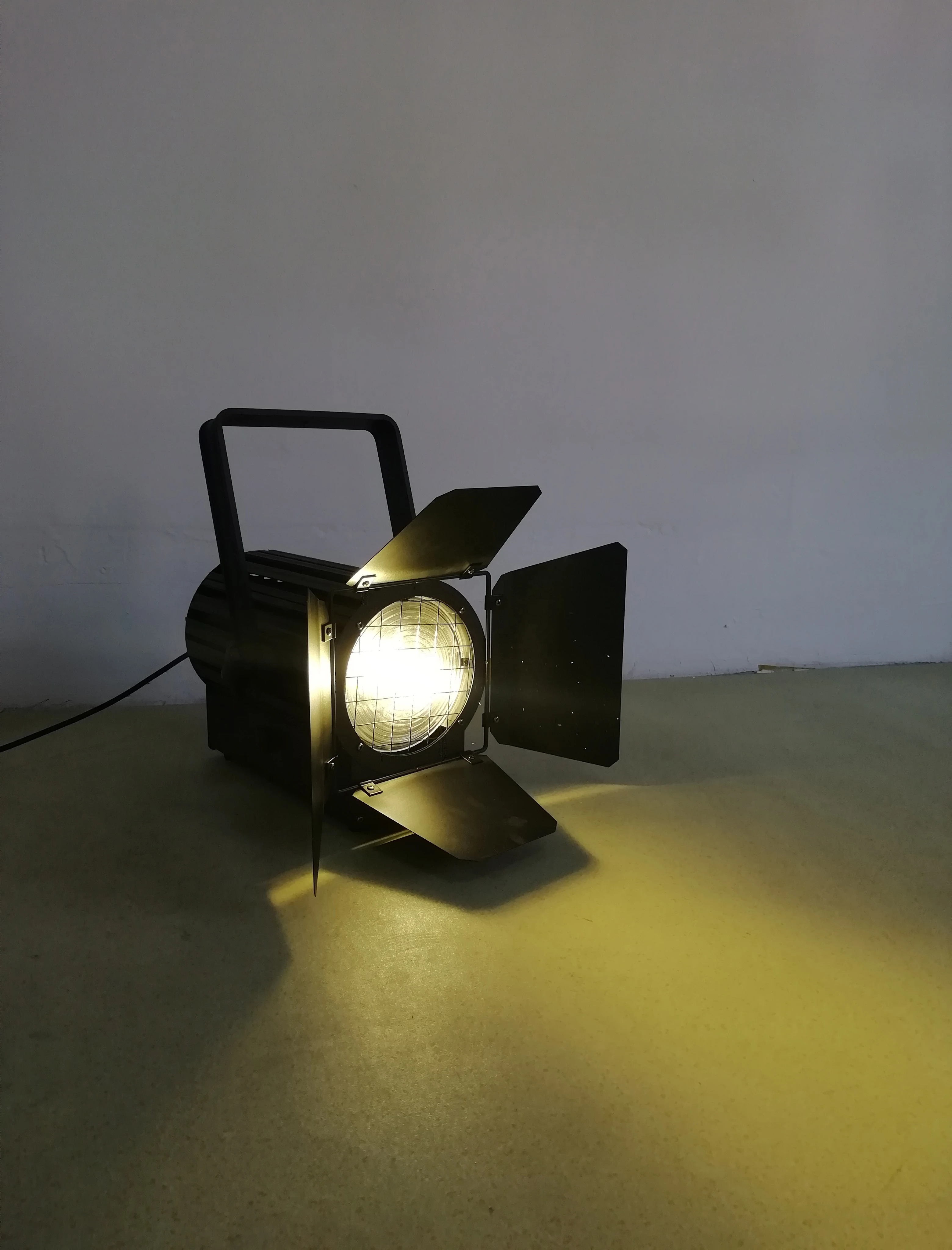 200W COB LED DMX TV studio theater  dimmable display video spotlight LED fresnel light