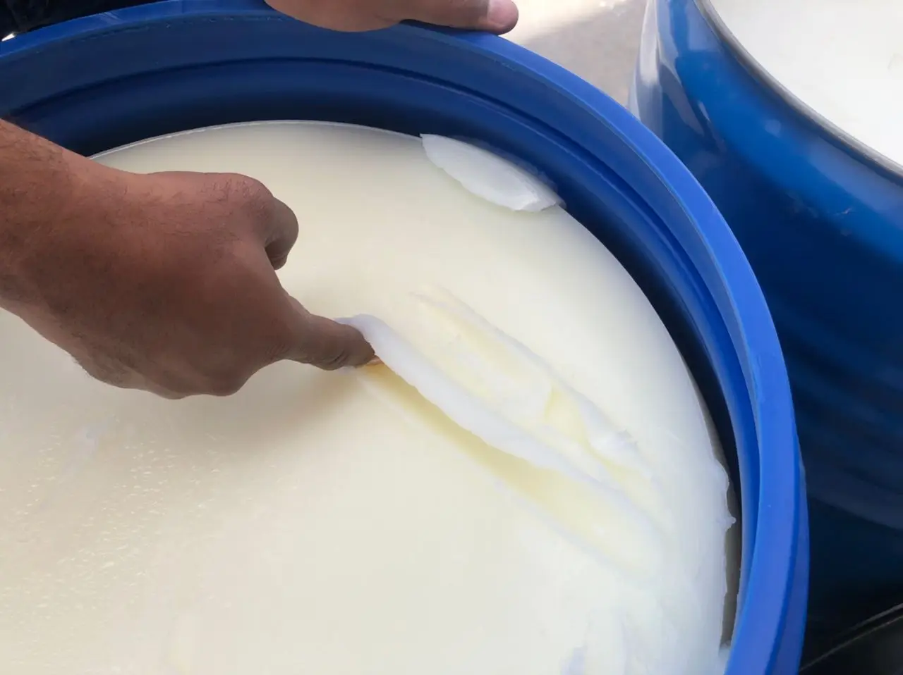 Petroleum Jelly 99% High Purity Petrolatum WHITE PETROLEUM JELLY 175 KG IRON & PE DRUM Effective for dry skin