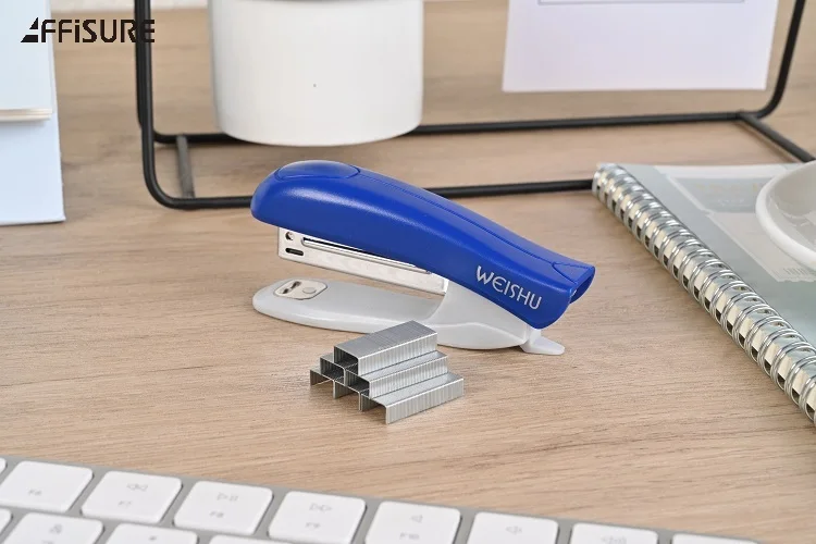 Низкая стоимость оптовая продажа школьные принадлежности небольшой мини качественная бумага степлер