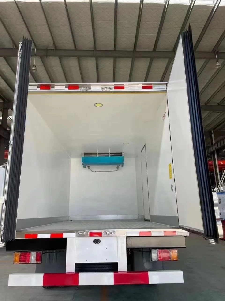 Hot sale Isuzu 4x2 5T freezer trucks refrigeration unit refrigerator truck