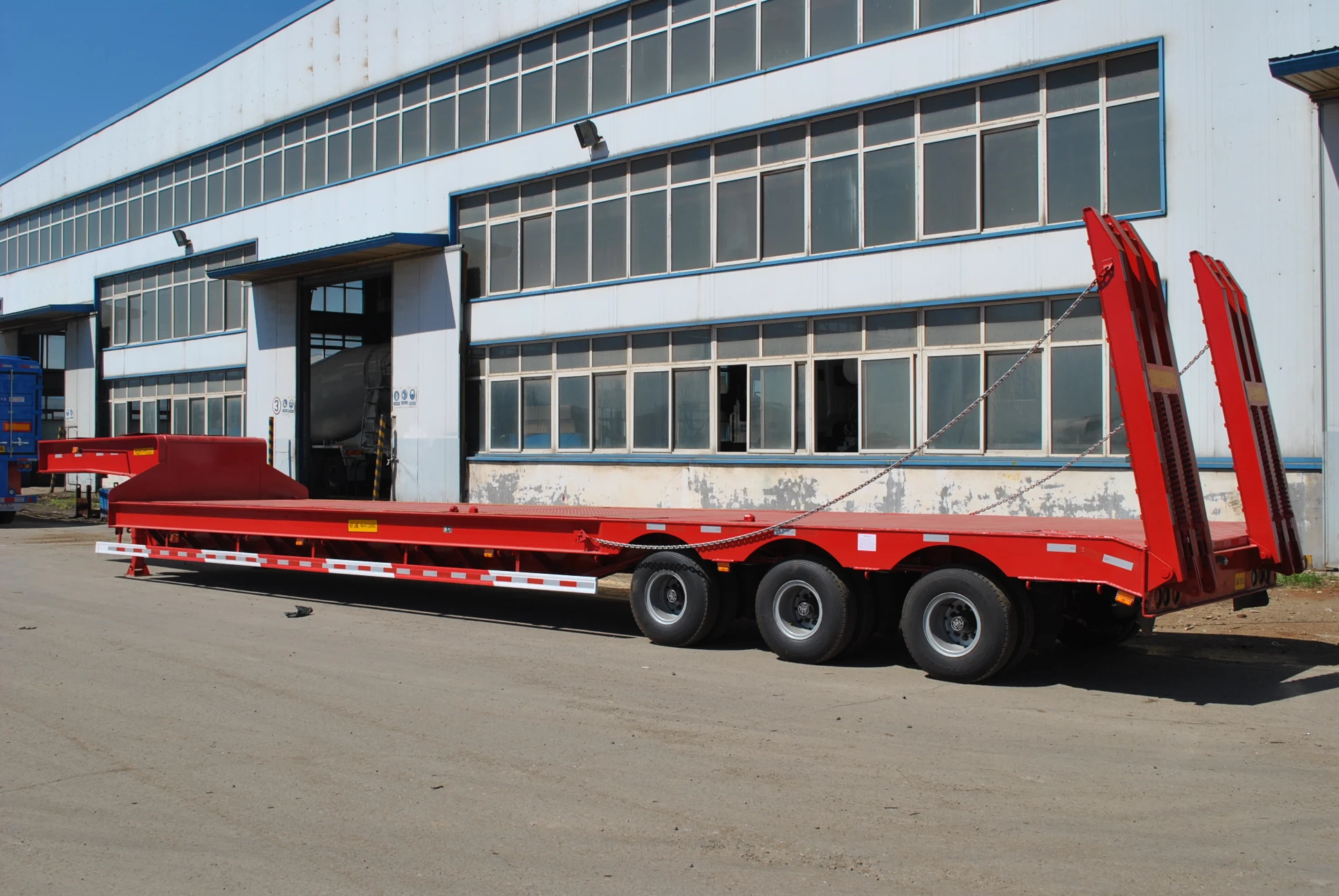 High Quality Truck with Large Load Capacity Low Plate Semi-trailer with Boards on Both Sides