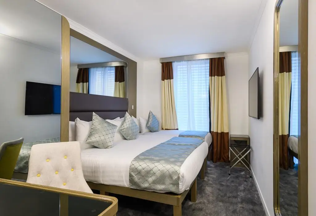 CREATION England Hotel Project Five Star  Atrium Hotel Heathrow Natural Wood Veneer Hotel Room Furniture Set