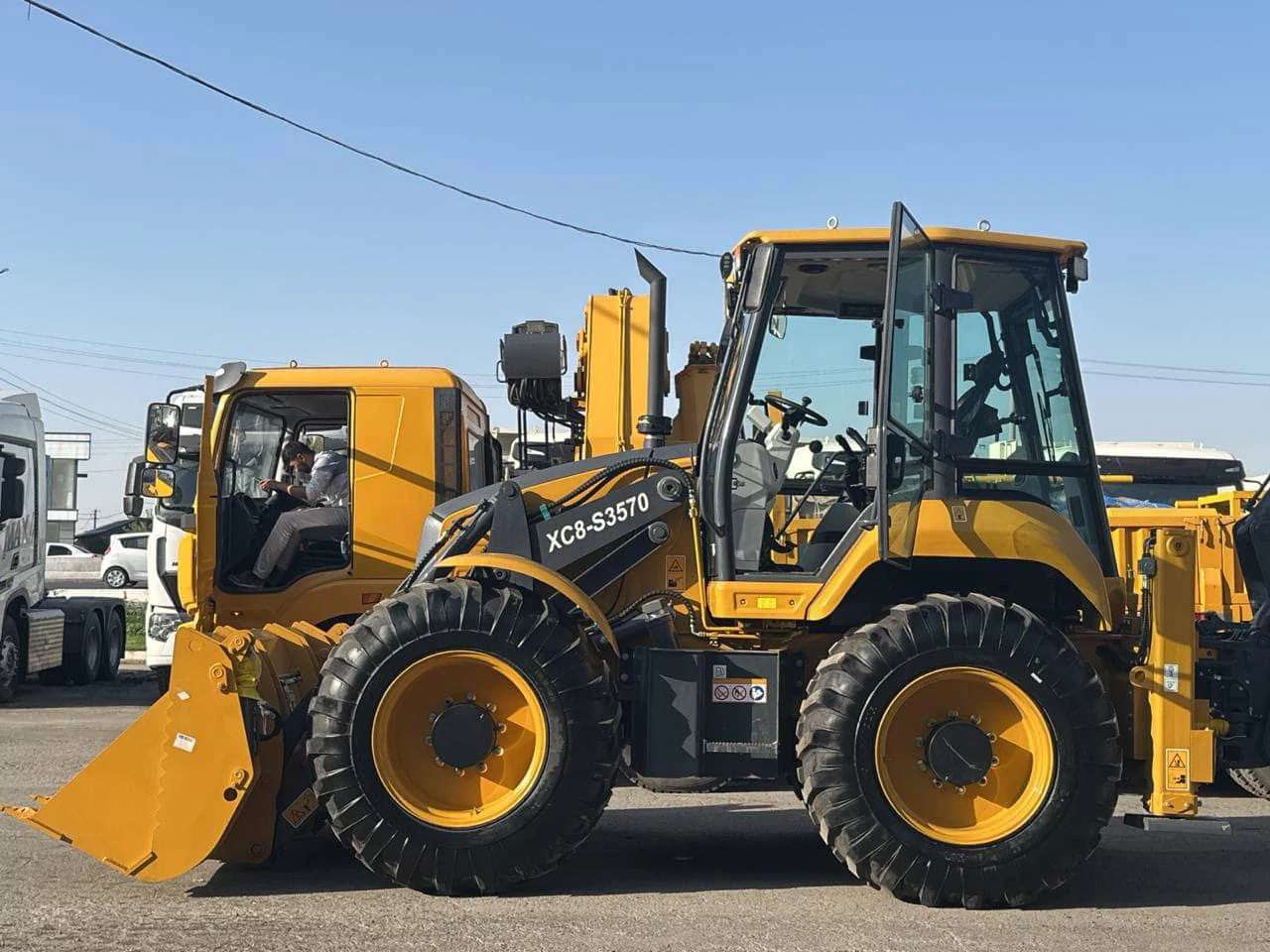 XC8-S3570 Mini Backhoe Loader 2500kg Payload Backhoe Loader with Telescopic Bucket for Sale