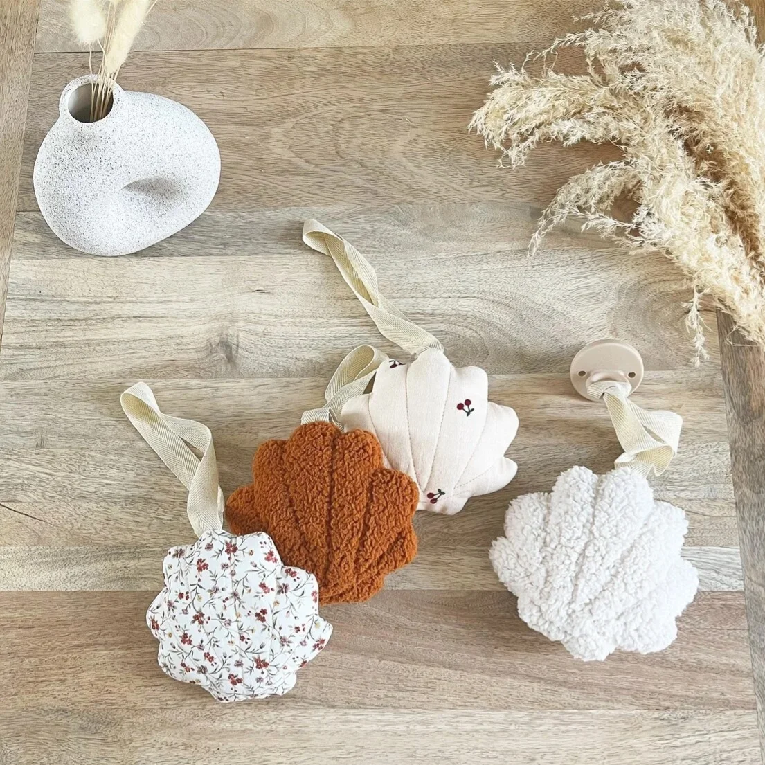 Customized  Baby Accessories Dummy Comforter Plush Shelly Shell Seashell Scallop Pacifier Clip Holder Music Box Toy
