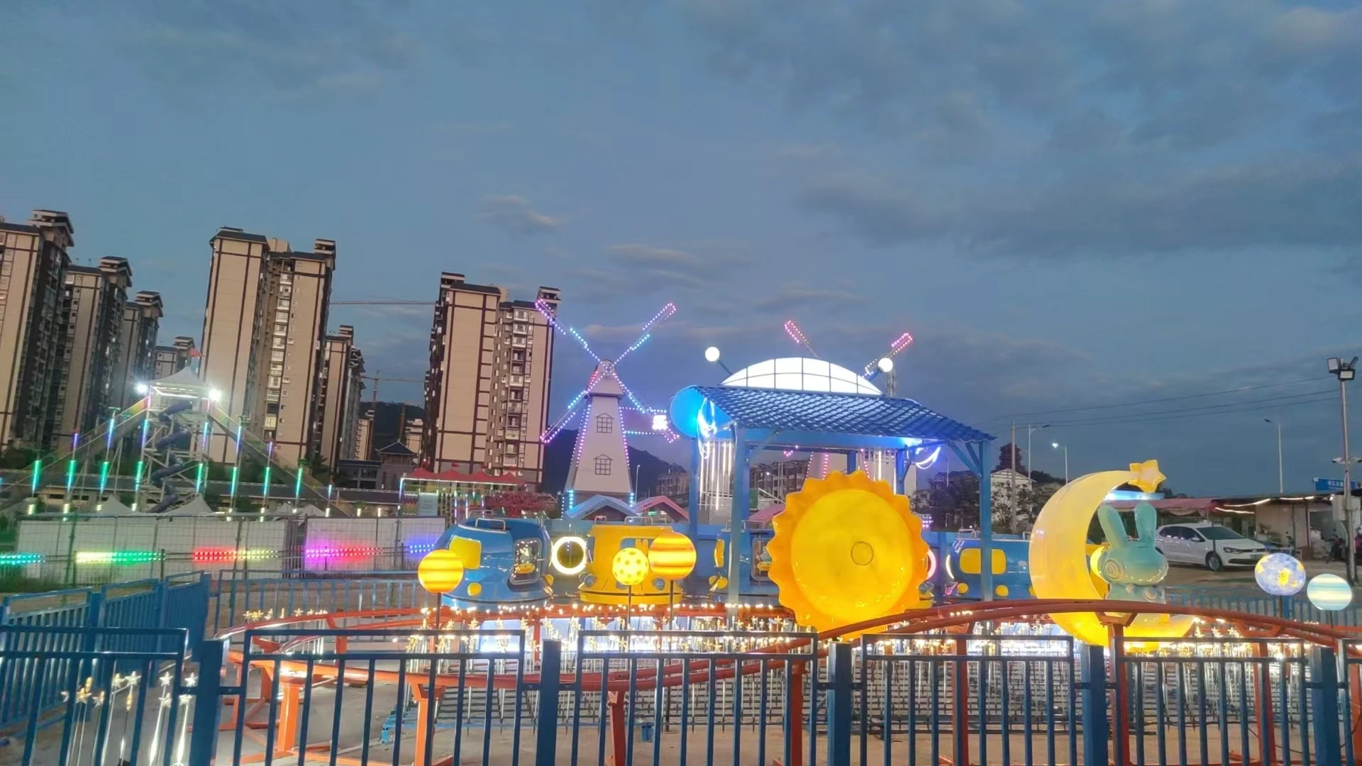 Mini Adventure Park Roller Coaster Attractive Amusement Rides for Theme Parks Luna Carnivals Fairs Playgrounds