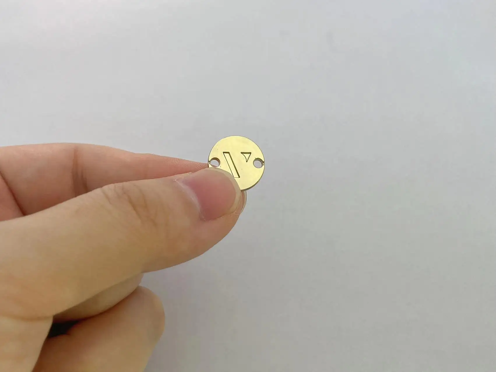 Металлический логотип для одежды Золотой металлическая бирка обуви и мешков бумажные безопасные этикетки с гравировкой