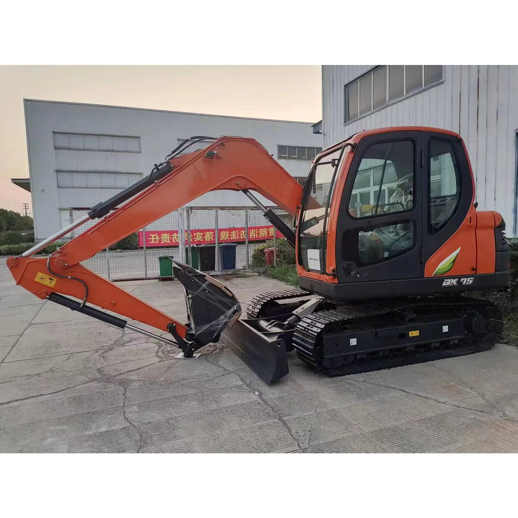 New Develon(DOOSAN) Earth-moving Machine 7.5ton Excavator DX75 Small Excavator with 0.3cbm Bucket Popular in South America