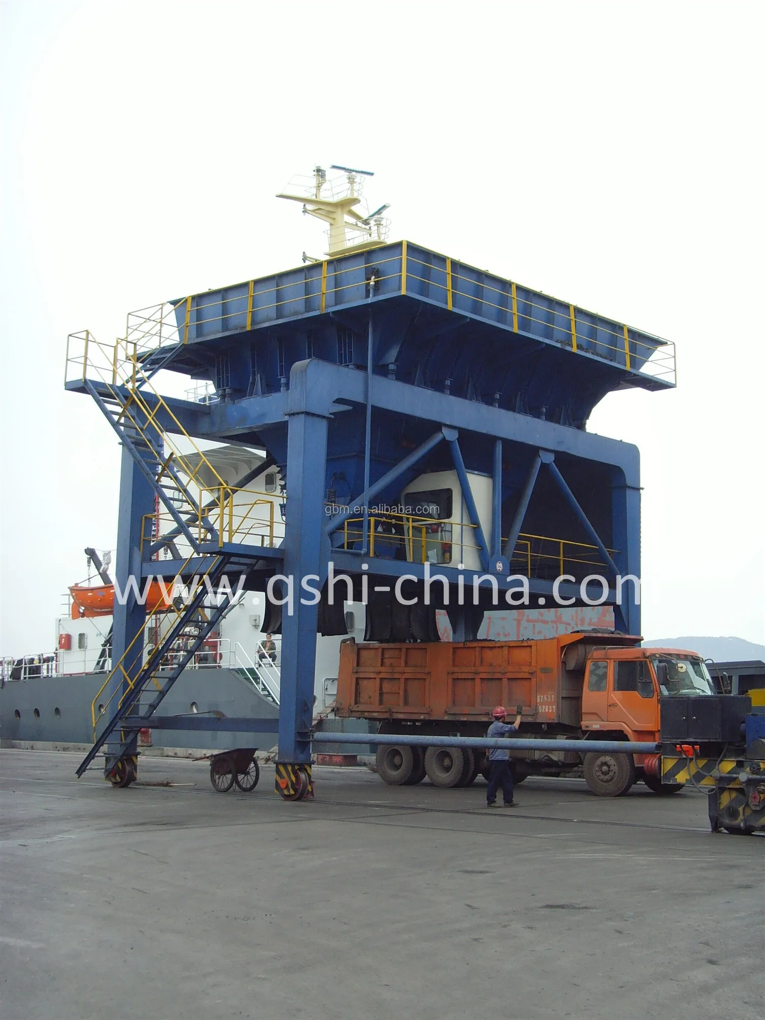 Dust-Trap mobile Hopper for Port Unloading Bulk Cargo
