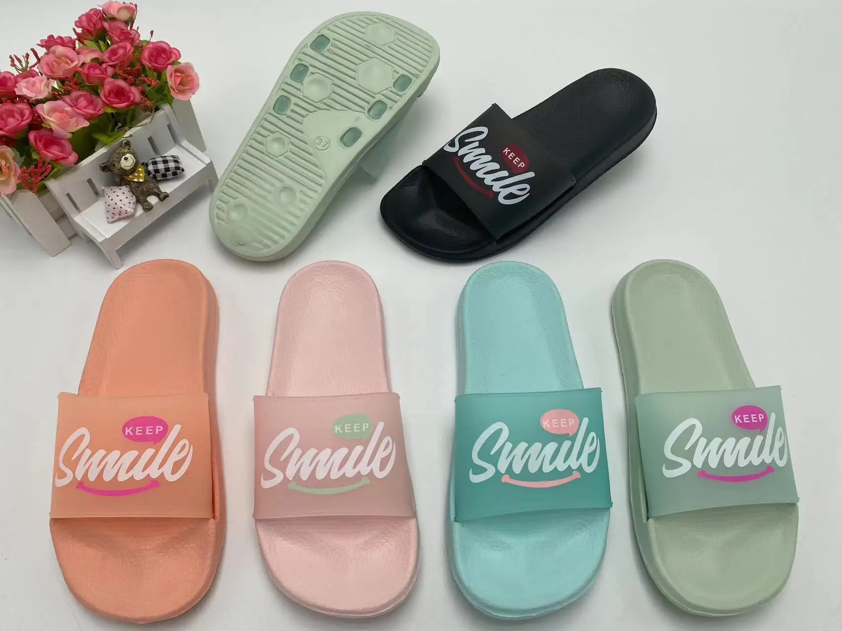 Bosirui Fashion ladies casual slippers non-slip bathroom slippers for kids soft sole slippers Flat Transparent Jelly Sandals