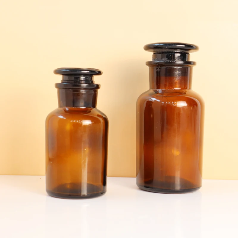 Factory Multiple sizes Amber Apothecary Jars Chemical Laboratory Glassware Glass Reagent Medical Bottles with Lid