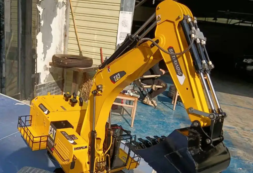 1 / 14 hydraulic excavator model (Carter 6015b)