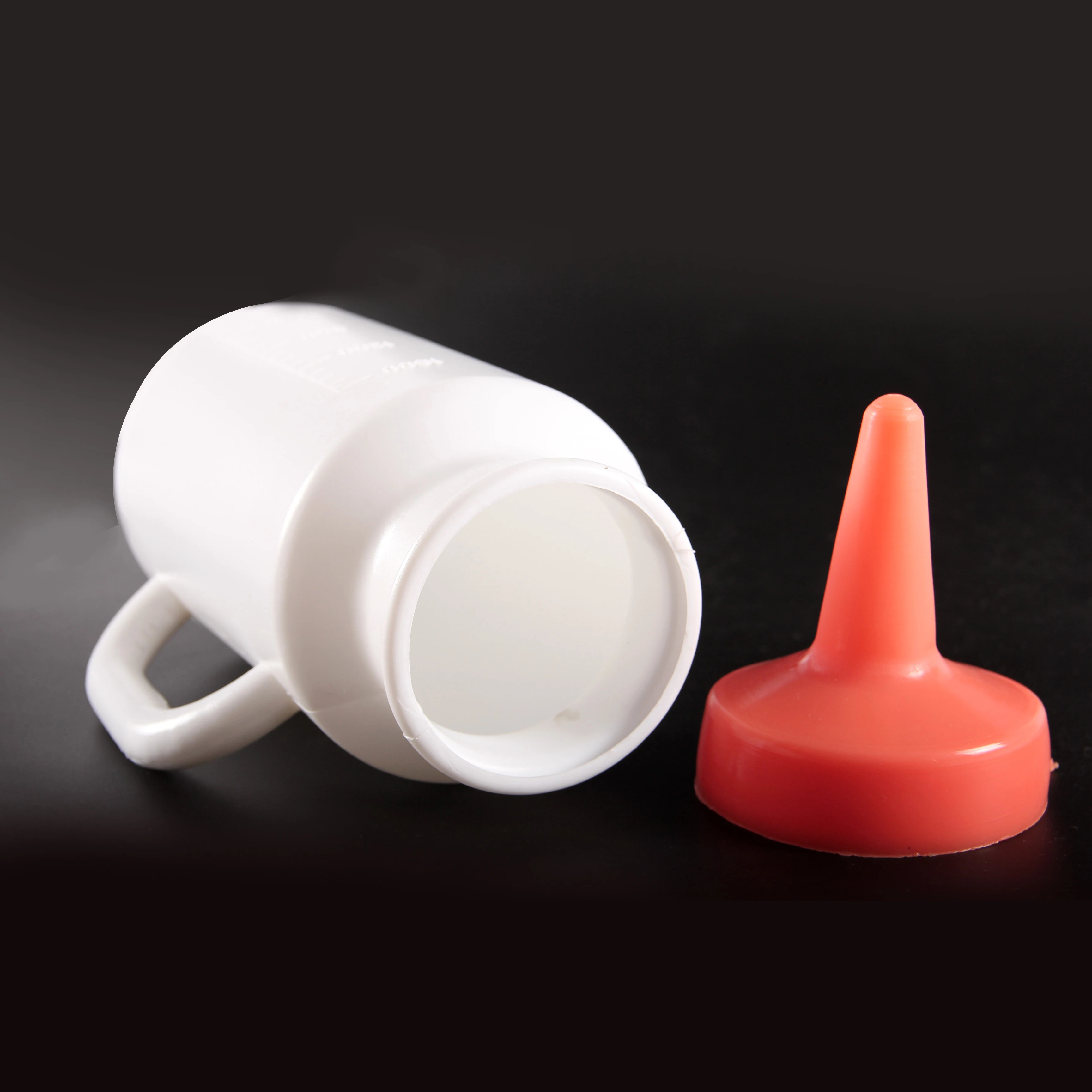 Plastic Milk Bottle For Cow Cattle Calf Goat Sheep 1.6 L Feeding Bucket Bottle With Nipple