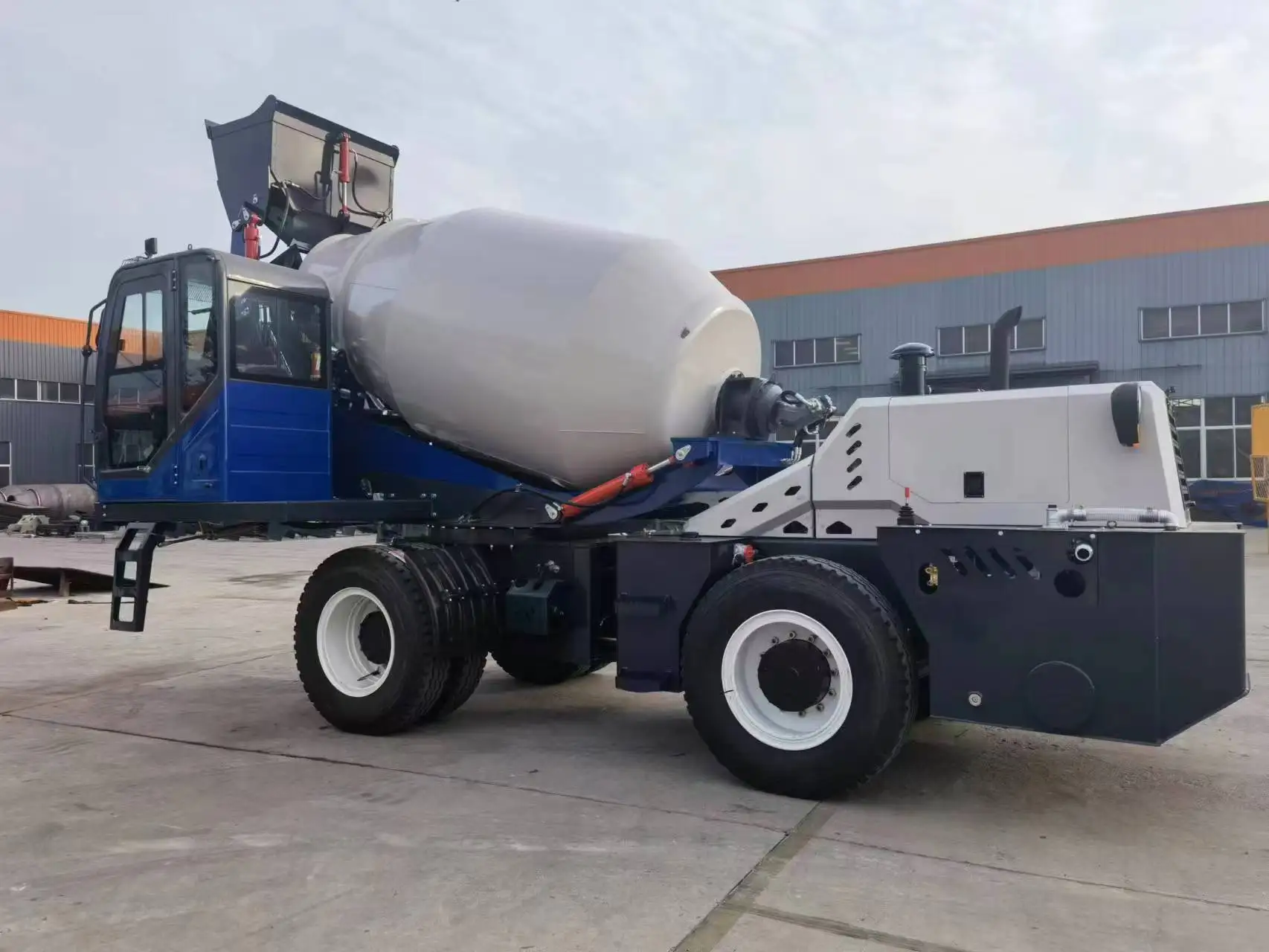 5 cbm auto self loading concrete mixer for sale