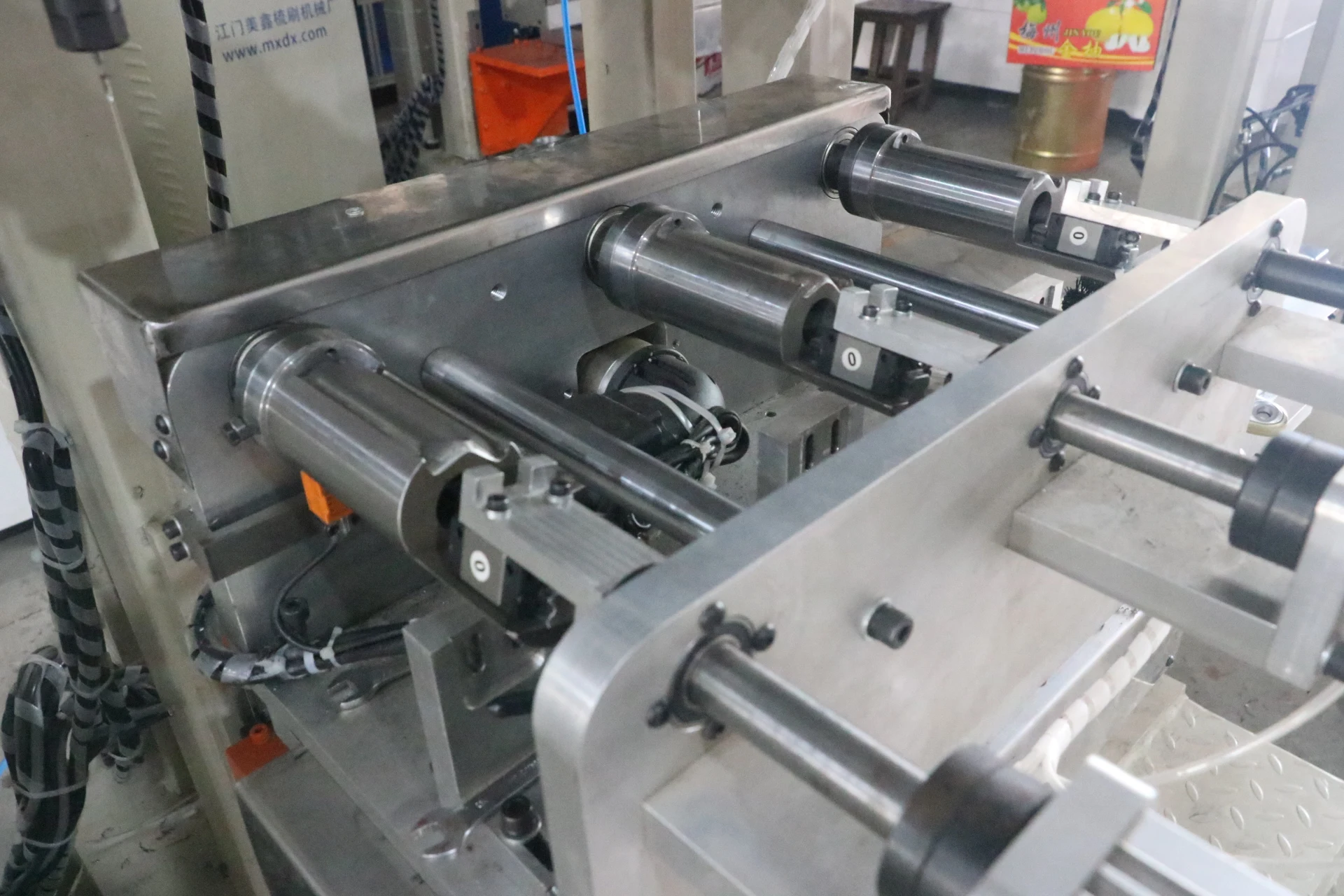 factory household cleaning mental bristle hair brush making machine