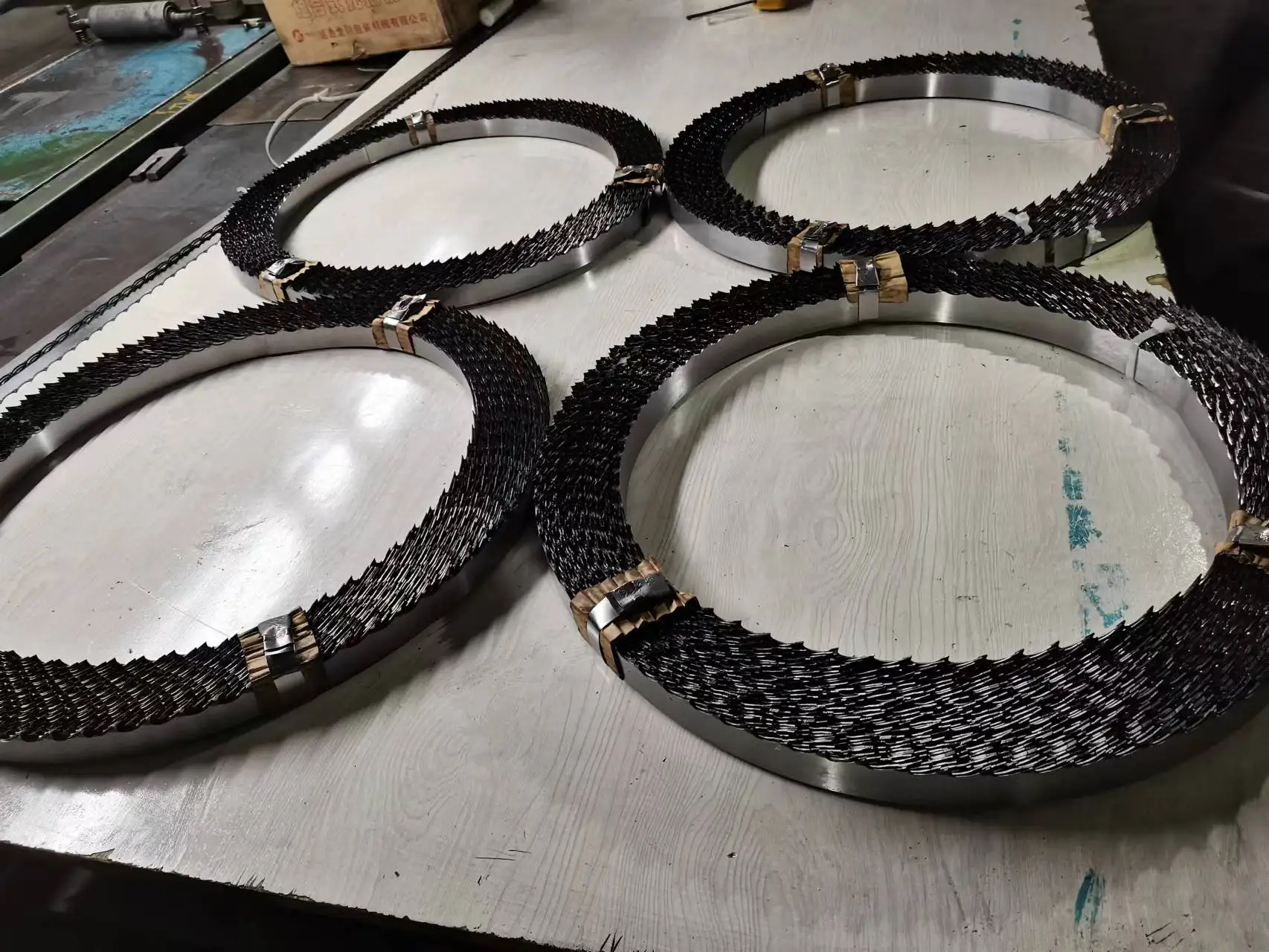 Industrial Wood Furniture Sawmill 4.25m Diameter Double Hard Band Saw Blades Woodworking multi-blade quenched saws