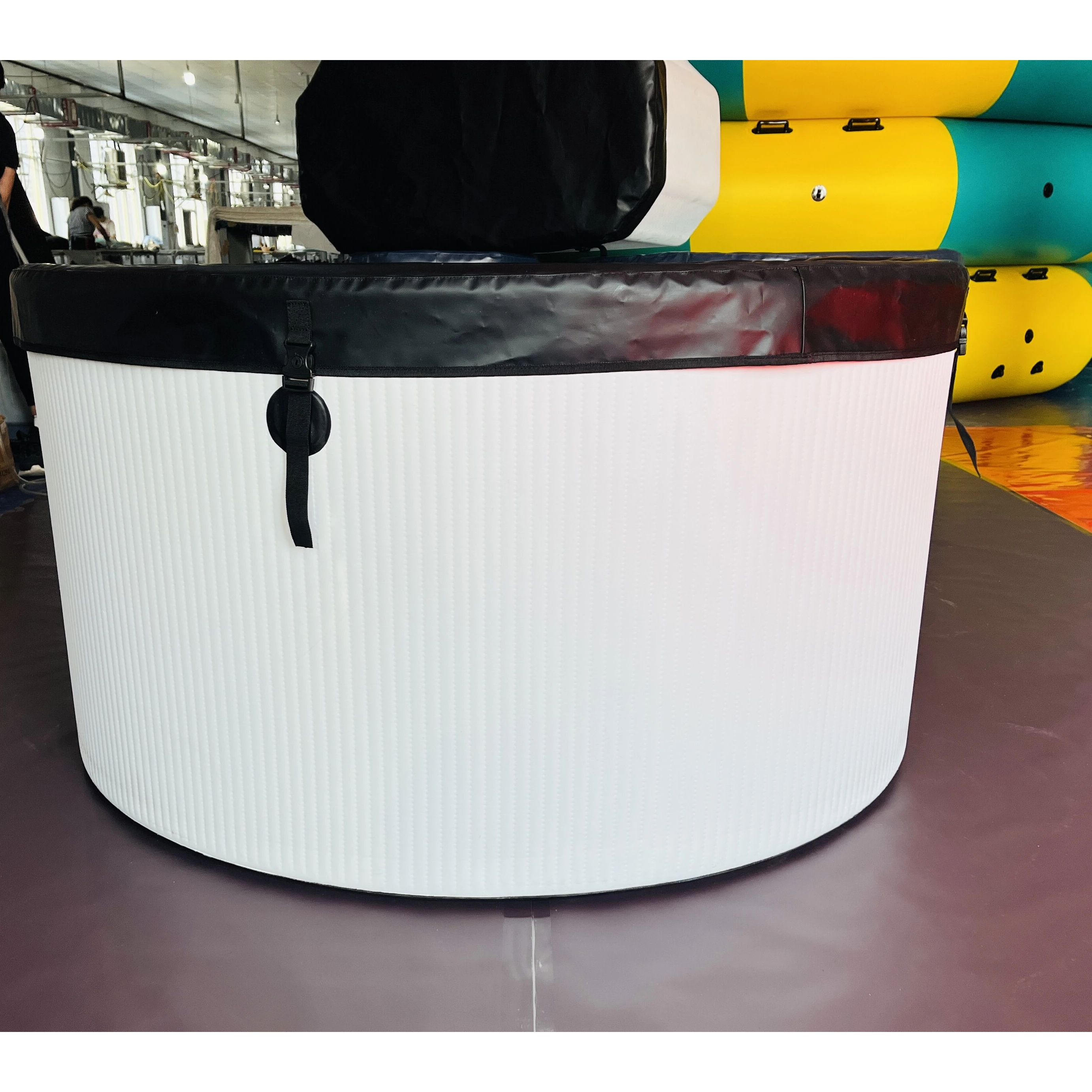 Customized Inflatable Drop Stitch Fabric Inflatable Ice Tub Plunge Ice Bath Barrel For Sport Recovery
