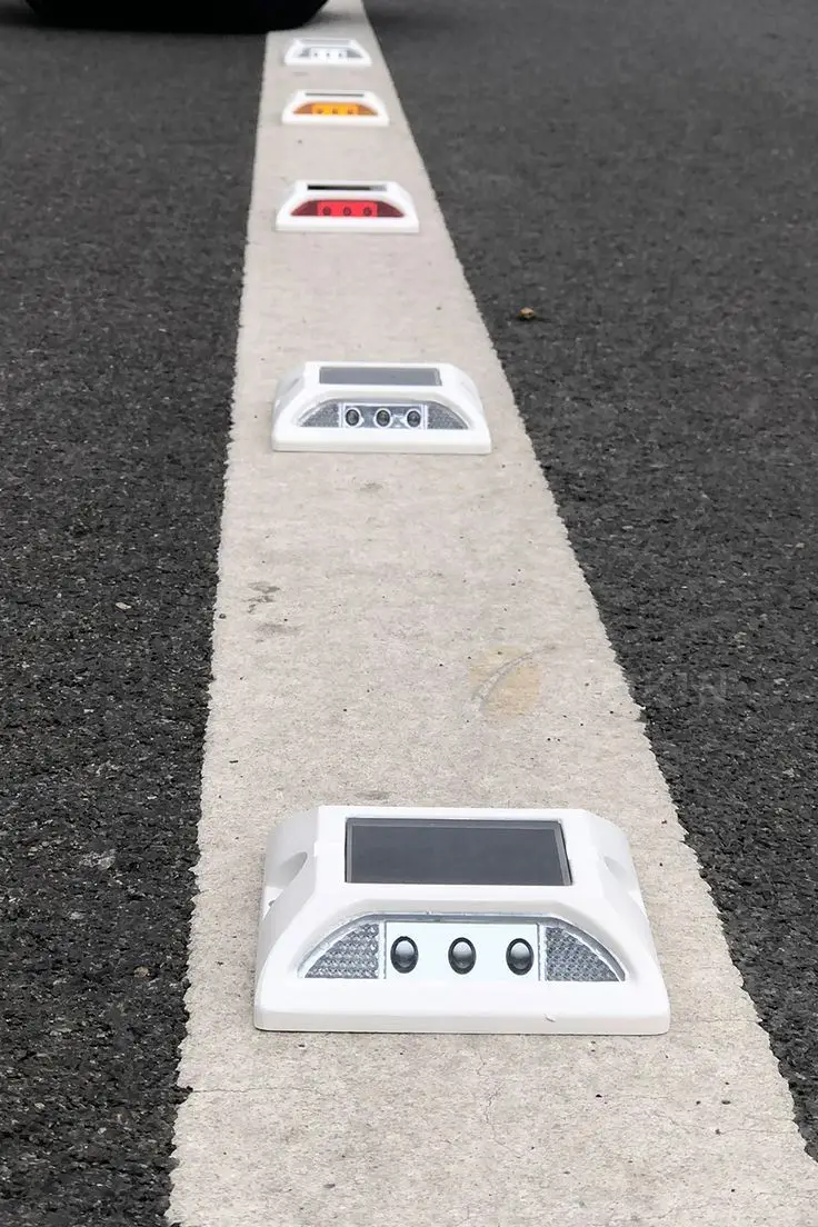 Supplier of high-quality reflective aluminum spike powered path permanent safety cat eyes marker flashing solar road stud